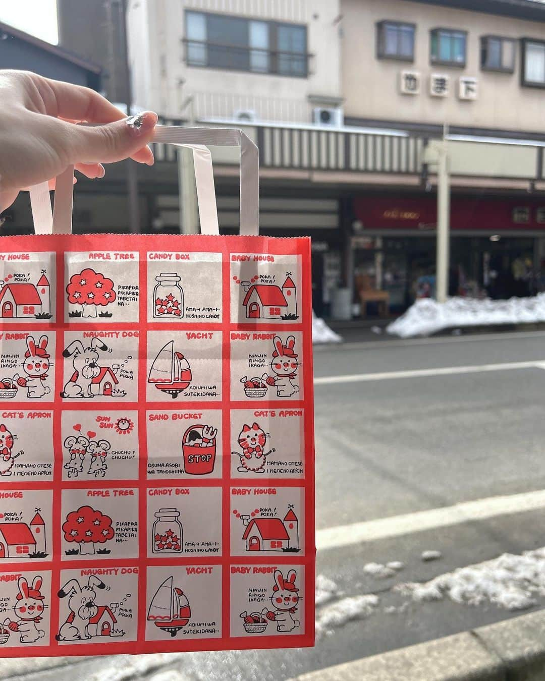 松田栞さんのインスタグラム写真 - (松田栞Instagram)「岐阜県❄️飛騨高山 5家族でスノボ旅行🏂 パパがツアー組んでもらって、 バスもチャーターしてもらい、 修学旅行みたいな感じに✨笑 人生初スノボ楽しすぎたぁ🥳 2日目は食べ歩き♡ 食べて遊んで温泉入って 飛騨高山、堪能♡ また行きたいなぁ✨  #飛騨高山　#旅行　#スノボ #食べ歩き　#体バキバキ」3月2日 16時03分 - s_04pupu