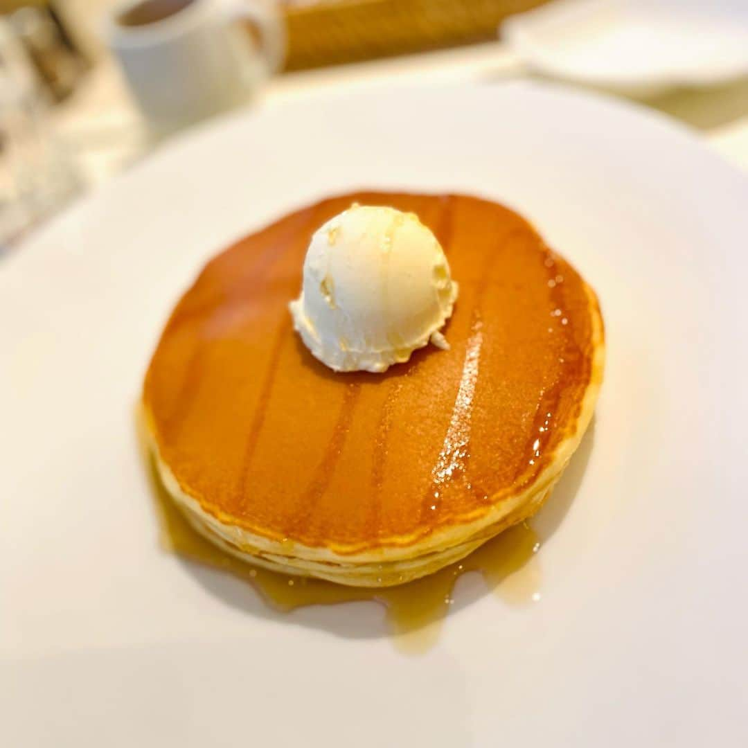 菜那くららさんのインスタグラム写真 - (菜那くららInstagram)「🥞🍴✨  少し前に食べたパークサイドダイナーの インペリアルパンケーキ🥞  前はクリームにトッピングが沢山の 甘々が好きでしたが、 最近はシンプルも好きです💓  まん丸で綺麗なパンケーキ✨ 美味しかったな〜🥞  朝から美味しい物を食べて 観劇して、素晴らしい舞台に心躍り また美味しい物を食べて 最高な休日でした😌✨  #美味しかった物シリーズ #パークサイドダイナー #パンケーキ #最高な休日」3月2日 16時03分 - nana_kurara