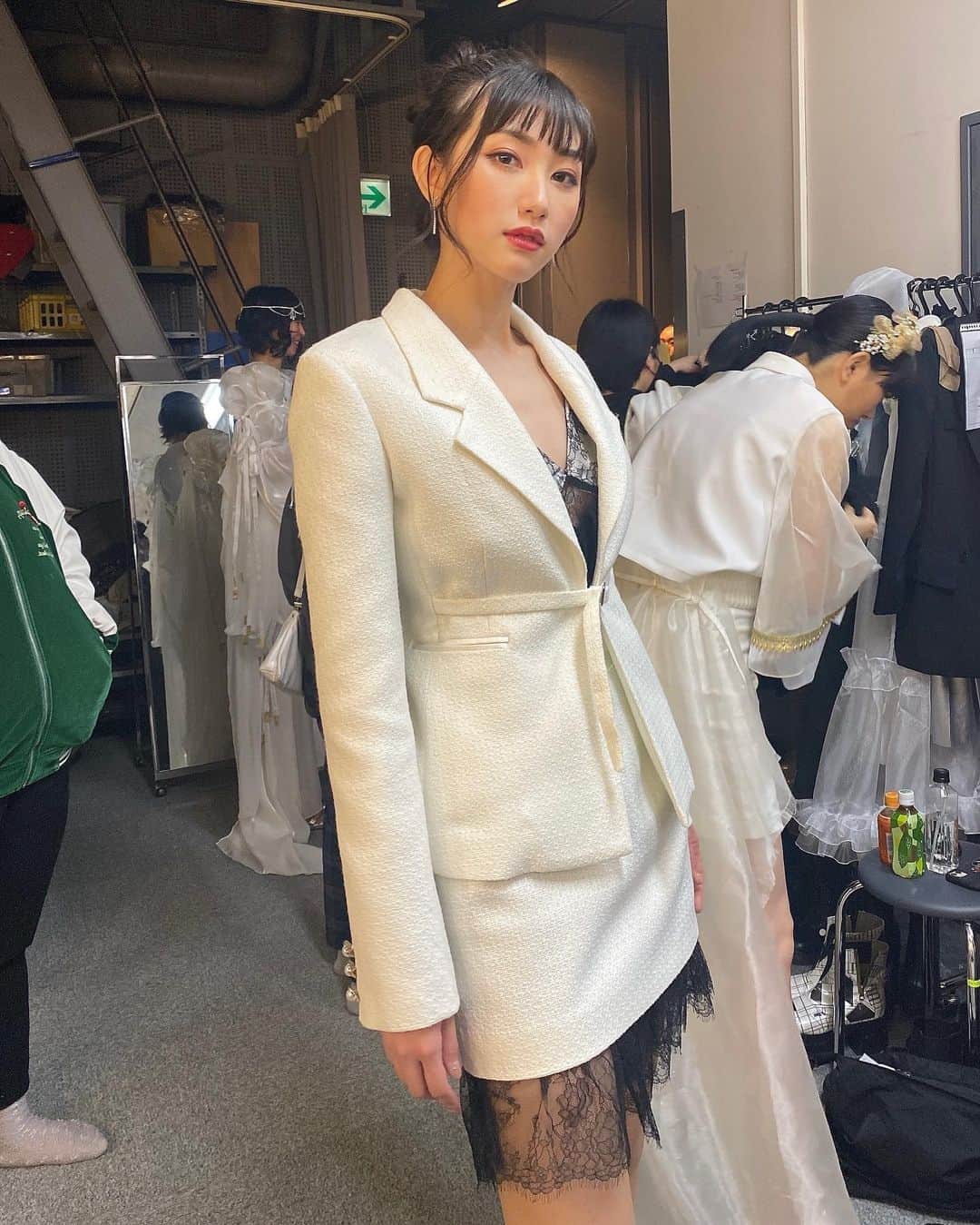 のインスタグラム：「綺麗な白スーツ🤍  #fashion #fashionshow #スーツ　#スーツ女子」