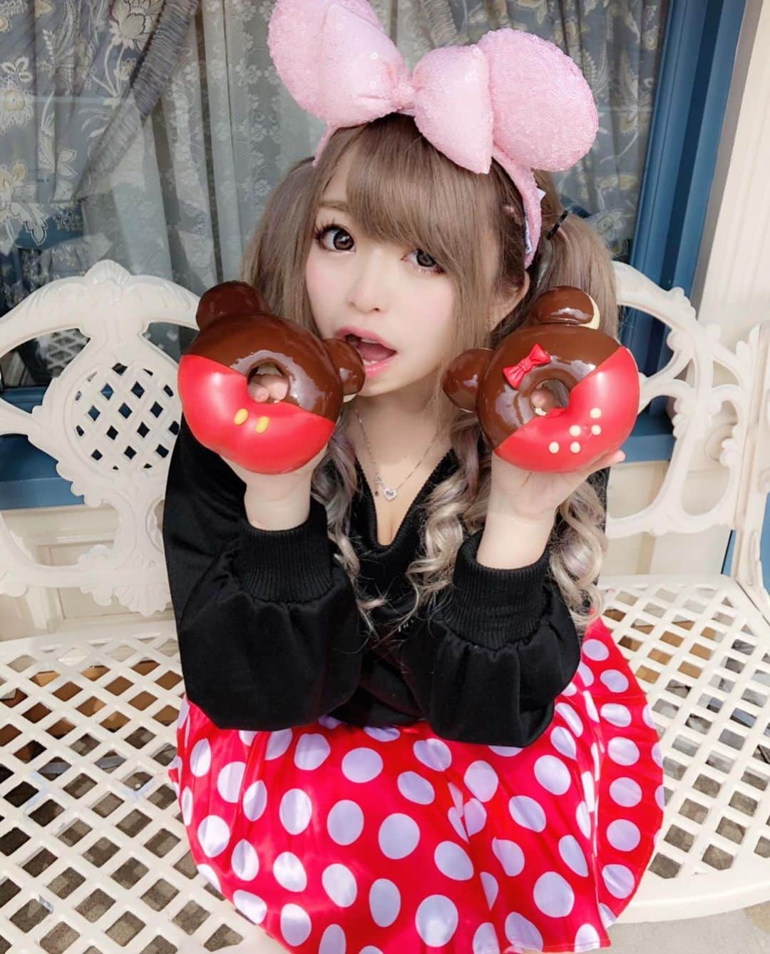 HANAさんのインスタグラム写真 - (HANAInstagram)「･ ･ 3月2日 今日はミニーちゃんの日🎀🎀 ･ 写真は5年くらい前の香港ディズニー🐭 化粧濃いし前髪重い😂😂💞笑 ･ #ミニーの日#ミニーちゃん#ミニーマウス #ミニーちゃんコーデ#ミニーコーデ #ミニーちゃんバウンド#ミニーバウンド #香港ディズニー#香港ディズニーランド  #香港disney #香港disneyland  #ディズニースイーツ#パークフード #海外ディズニー#海外ディズニーグッズ  #映えスポット #映えスイーツ  #自撮り#自撮り界隈 #加工画像」3月2日 16時16分 - hnmr__100