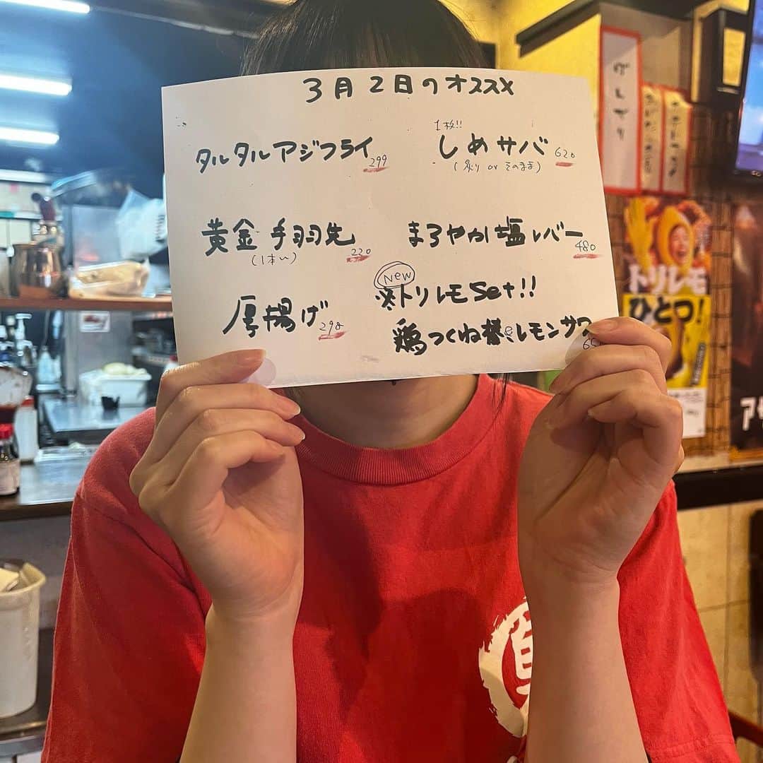 どんがめJR神戸店のインスタグラム：「こんにちは！どんがめJR神戸店です！  本日も元気に営業スタート！ 年齢層高めなスタッフと共にお待ちしてます　おじ&おば🦑  寒いんでインスタフォロー画面提示で1組につき1杯限定で熱燗プレゼント」