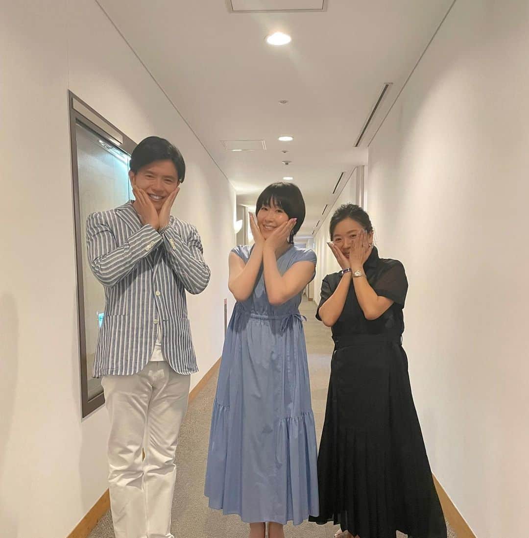 小林ひろ美のインスタグラム：「今日はパーフェクトホイップのイベントにゲスト参加させていただきました。 美容トーク後に記念写真をパシャリ! 2枚目は真ん中に立つ人問題で、クルクル回った後に私に決まった瞬間（笑） 年配だから…ね😅💦 ※ #青木源太 さん #赤阪裕実 さん お二人ともとても良い方でよかった💓 #ありがとうございました  #senkaperfectwhip  #ミクロ美容泡 #美容」