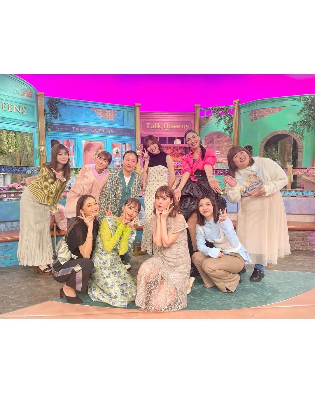 近藤千尋のインスタグラム：「本日トークィーンズ放送です📺🌷 大好きな皆さんと女子会のような空間 楽しすぎたなぁ😂💕💕  ゲストは高橋恭平さんと 板垣李光人さんです❗️☺️  #近藤千尋衣装  one-piece @ganni tops @cepica_official pierce @abiste_official shoes @gianvitorossi」