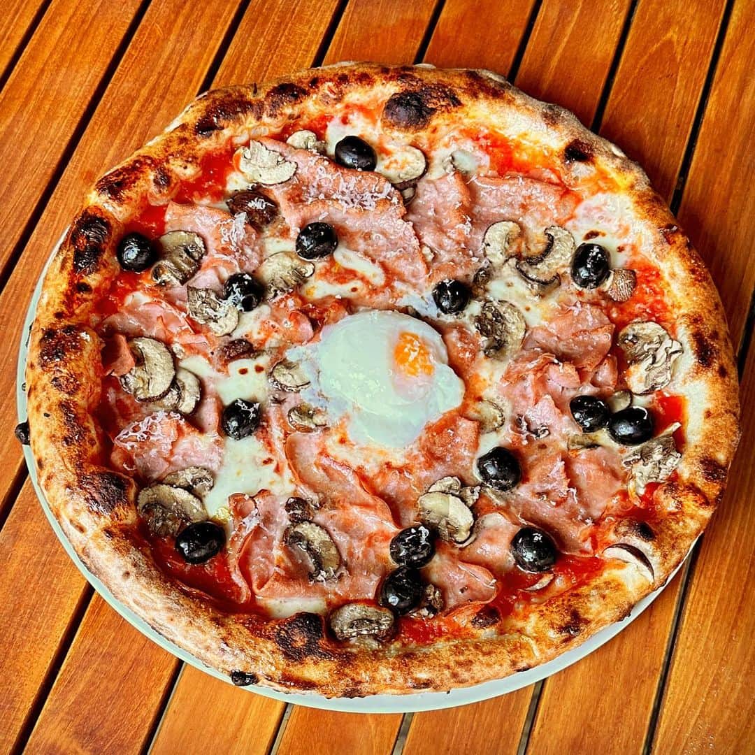 のインスタグラム：「PIZZA BISMARK IS BACK! We’re celebrating our 🔟th Birthday this year & eating our way down memory lane featuring some of our popular dishes since 2013! 🇮🇹🤙🏽 #arancino #arancinoristoranteitaliano #arancinokahala #honolulu #pizzabismark #haleainaawards #kahala #hawaii #アランチーノアットザカハラ #イタリアン #パスタ #ハワイ #ホノルル #oahu #egg #hawaiifoodreviews #hawaiisbestkitchens #italianrestaurant #italian #prosciuttocotto #olive #mozzarella #oahu #italy #parmesan #dinner #tomato #pizzas #ilovepizza #mushroom」