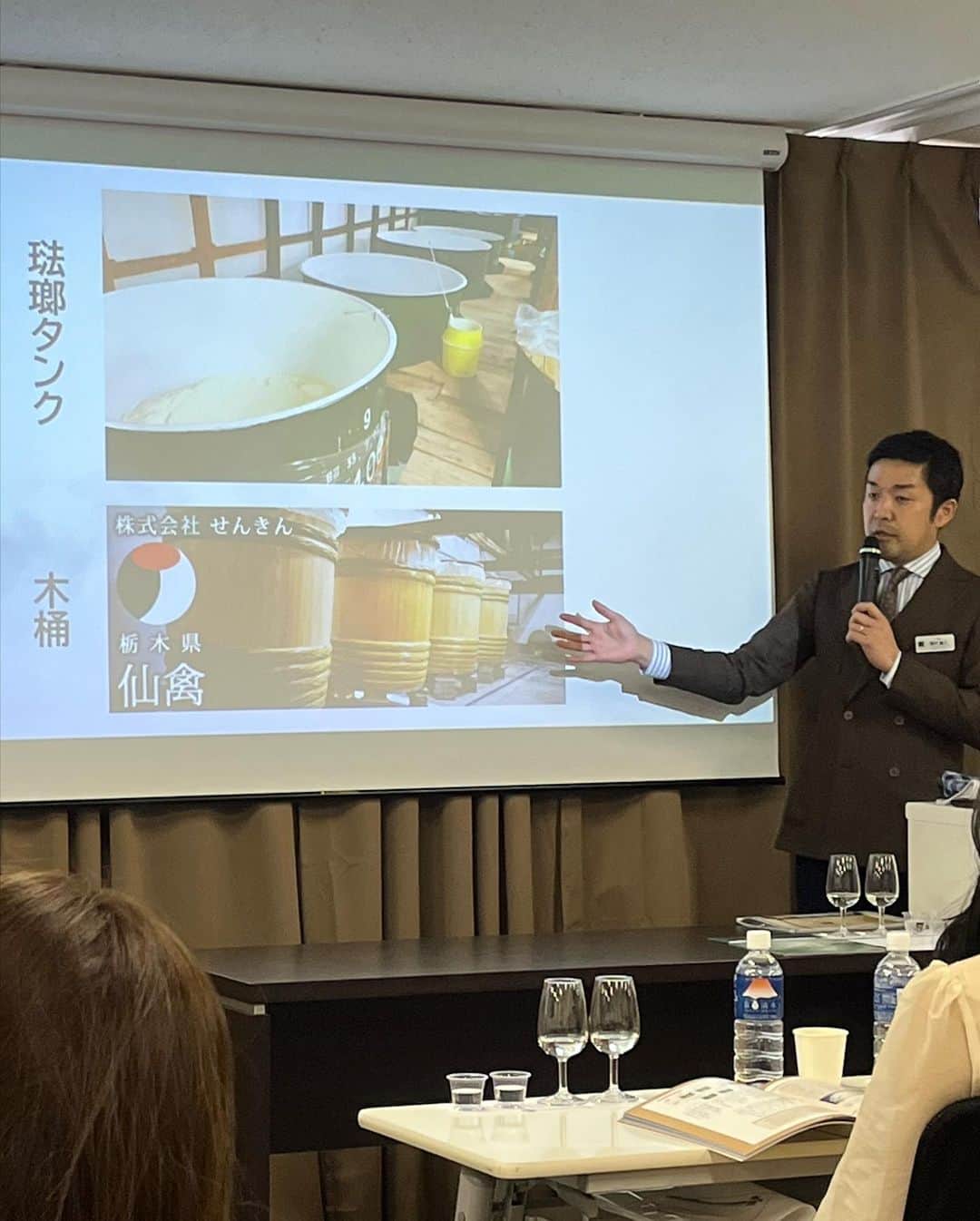 石川奈津紀さんのインスタグラム写真 - (石川奈津紀Instagram)「【日本酒ライフスペシャリストになりました🍶】 このたび、日本酒の特徴や魅力を理解して日本酒ライフをより豊かにする 「日本酒ライフスペシャリスト」として認定されました。 今年 @sake_sommelier_japan で新たにできた資格。 ひと足先に、メディア限定講習会に参加してきました。  唎酒師は販売につながる能力が求められますが ライフスペシャリストは、どう楽しむか？を、酒器や料理、季節、健康と幅広い面から学べます。 どの科目も興味深かったのですが 特に印象に残っているのはペアリングで、 改めて日本酒の可能性に気付かされました。  あとは、やっぱりまた日本酒×ヘルシーイベントやりたいなぁという思いがふつふつと🔥 日本酒は糖質が高いもの、太るもの、という認識を払拭したいです。 自らが率先して日本酒を楽しむことで 周りの人たちに「日本酒って自由で楽しいんだ！」と思ってもらえるような発信をしていきたいなと改めて思いました。  わたしのように日本酒を楽しみ尽くしたい人や、日本酒ナビゲーターとったけどもう少し学んでみたい、という人にもおすすめしたい資格です📝 認定されると能作のすずのぐい呑みももらえますよ〜！ 初回の講習会は6月、 お申し込みは4月3日から🌸 @ssi_sake_pr  @nousaku_official  * #唎酒師 #唎酒師アナウンサー #日本酒ライフスペシャリスト #日本酒ナビゲーター #nomiyase #飲んで痩せる #日本酒を楽しむ #japanesesake #日本酒🍶 #ssi」3月2日 16時20分 - natsukiishikawa1011