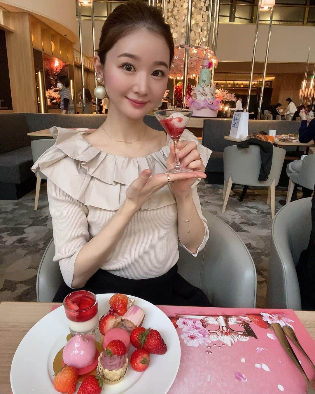 奈々子さんのインスタグラム写真 - (奈々子Instagram)「本日3/2 スタート🌸🍓 @hiltonnagoya サクラ×ストロベリースイーツビュッフェ 先行試食会にご招待いただきました♡  今が旬の🍓に加え、春満開な桜をふんだんに使用したスイーツが盛りだくさん‼︎🌸  色、テイスト、フレーバーなど イチゴと桜の様々な組み合わせが楽しめました🍴♡  更に、フレッシュなイチゴ達も練乳でいただけるのでイチゴ狩り気分で堪能しちゃいました🍓♪  こちらのストロベリービュッフェは 5/21までの木〜日・祝日に開催✨ 春休みやGW中は毎日開催なので予約必須です🫶🏻  ちなみに毎回テーマに沿った装飾が楽しみなヒルトン、今回は #サクラストロベリーマスカレード という事で いたるところに仮面が…✨ フォトスポットでは好きな仮面を選んで写真が撮れるのでオススメ♡⃛  #ヒルトン名古屋 #ヒルトンスイーツ」3月2日 16時20分 - nanako__official