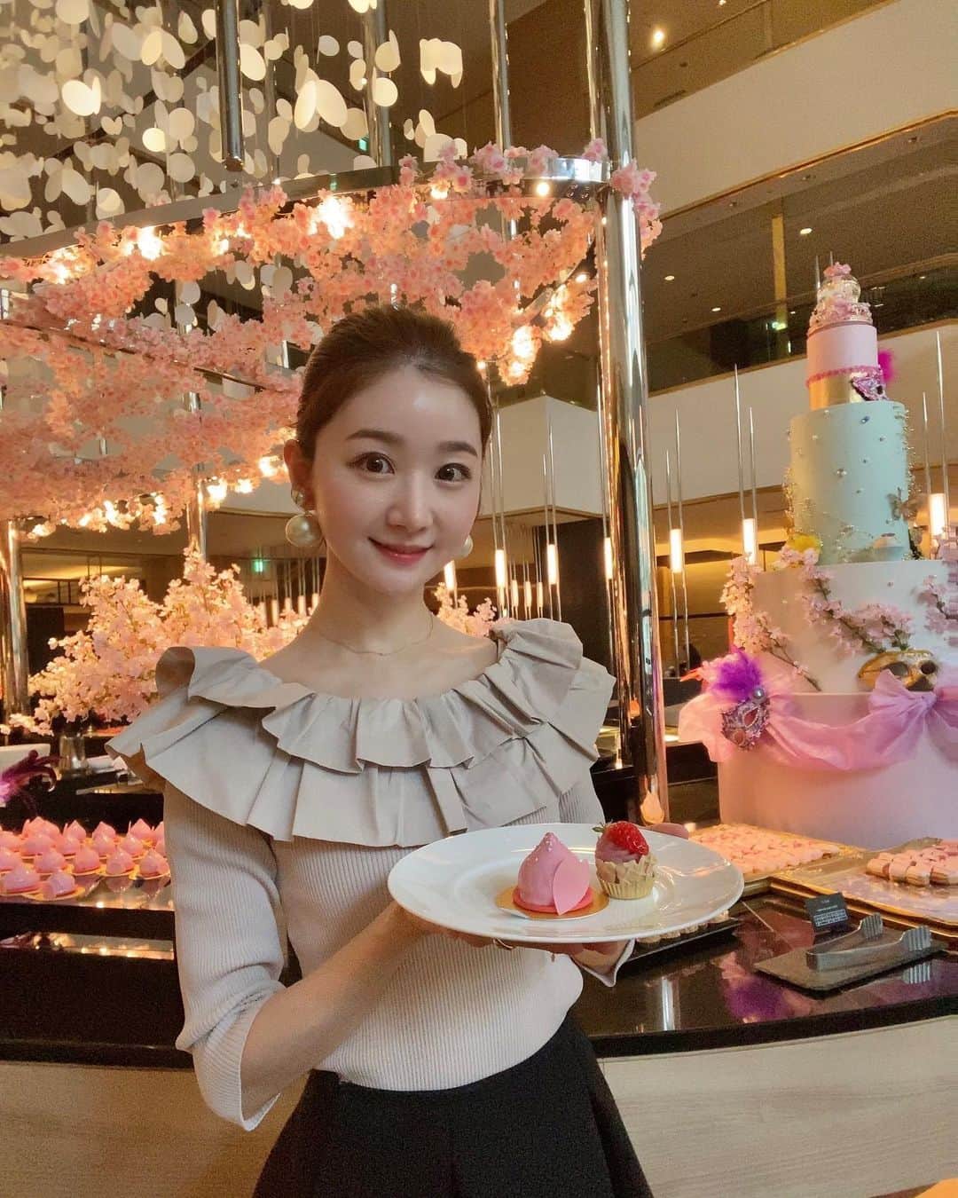 奈々子のインスタグラム：「本日3/2 スタート🌸🍓 @hiltonnagoya サクラ×ストロベリースイーツビュッフェ 先行試食会にご招待いただきました♡  今が旬の🍓に加え、春満開な桜をふんだんに使用したスイーツが盛りだくさん‼︎🌸  色、テイスト、フレーバーなど イチゴと桜の様々な組み合わせが楽しめました🍴♡  更に、フレッシュなイチゴ達も練乳でいただけるのでイチゴ狩り気分で堪能しちゃいました🍓♪  こちらのストロベリービュッフェは 5/21までの木〜日・祝日に開催✨ 春休みやGW中は毎日開催なので予約必須です🫶🏻  ちなみに毎回テーマに沿った装飾が楽しみなヒルトン、今回は #サクラストロベリーマスカレード という事で いたるところに仮面が…✨ フォトスポットでは好きな仮面を選んで写真が撮れるのでオススメ♡⃛  #ヒルトン名古屋 #ヒルトンスイーツ」