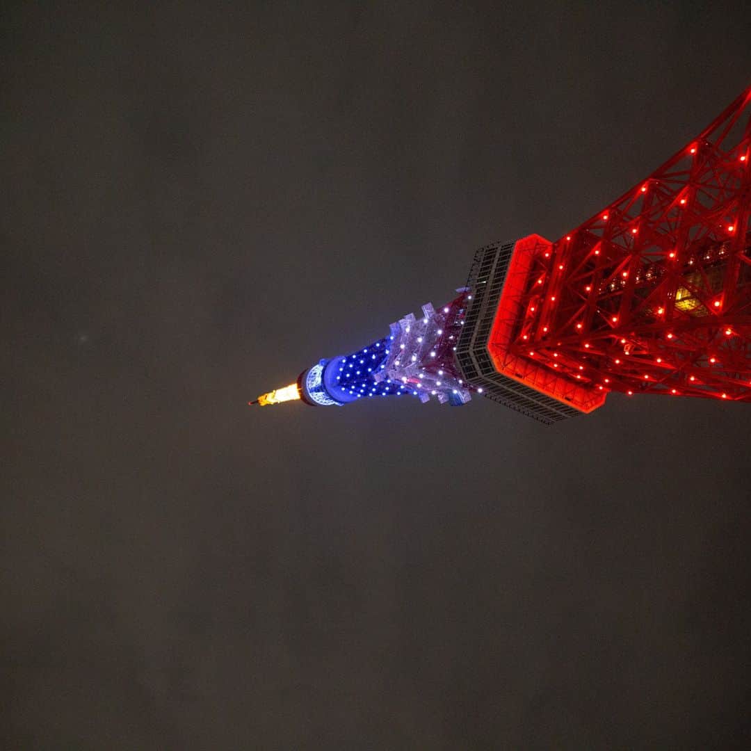 フランス大使館さんのインスタグラム写真 - (フランス大使館Instagram)「／ 東京タワーが3/3までの期間限定で #トリコロールカラー に 💙🤍❤️ ＼ 2023年は #東京タワー 開業65周年＆ #ギュスターヴ・エッフェル 没後100周年。 セトン駐日🇫🇷大使は昨日、映画『#エッフェル塔 ～創造者の愛～ 』公開記念を祝したテープカットに参加しました🇯🇵🗼🇫🇷   🗼2023 marquera le 𝟏𝟎𝟎e anniversaire de la mort de Gustave Eiffel 🇫🇷🇯🇵 L'ambassadeur a participé hier au vernissage de l'exposition "Paris-Tokyo Two Towers" pour le 65e anniversaire de la #TokyoTower. Elle sera illuminée en 💙🤍❤️ jusqu'au 3 mars ✨.  📷 : @tokyotower_official」3月2日 16時21分 - ambafrancejp