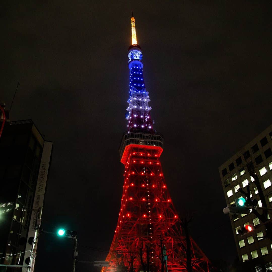 フランス大使館のインスタグラム：「／ 東京タワーが3/3までの期間限定で #トリコロールカラー に 💙🤍❤️ ＼ 2023年は #東京タワー 開業65周年＆ #ギュスターヴ・エッフェル 没後100周年。 セトン駐日🇫🇷大使は昨日、映画『#エッフェル塔 ～創造者の愛～ 』公開記念を祝したテープカットに参加しました🇯🇵🗼🇫🇷   🗼2023 marquera le 𝟏𝟎𝟎e anniversaire de la mort de Gustave Eiffel 🇫🇷🇯🇵 L'ambassadeur a participé hier au vernissage de l'exposition "Paris-Tokyo Two Towers" pour le 65e anniversaire de la #TokyoTower. Elle sera illuminée en 💙🤍❤️ jusqu'au 3 mars ✨.  📷 : @tokyotower_official」