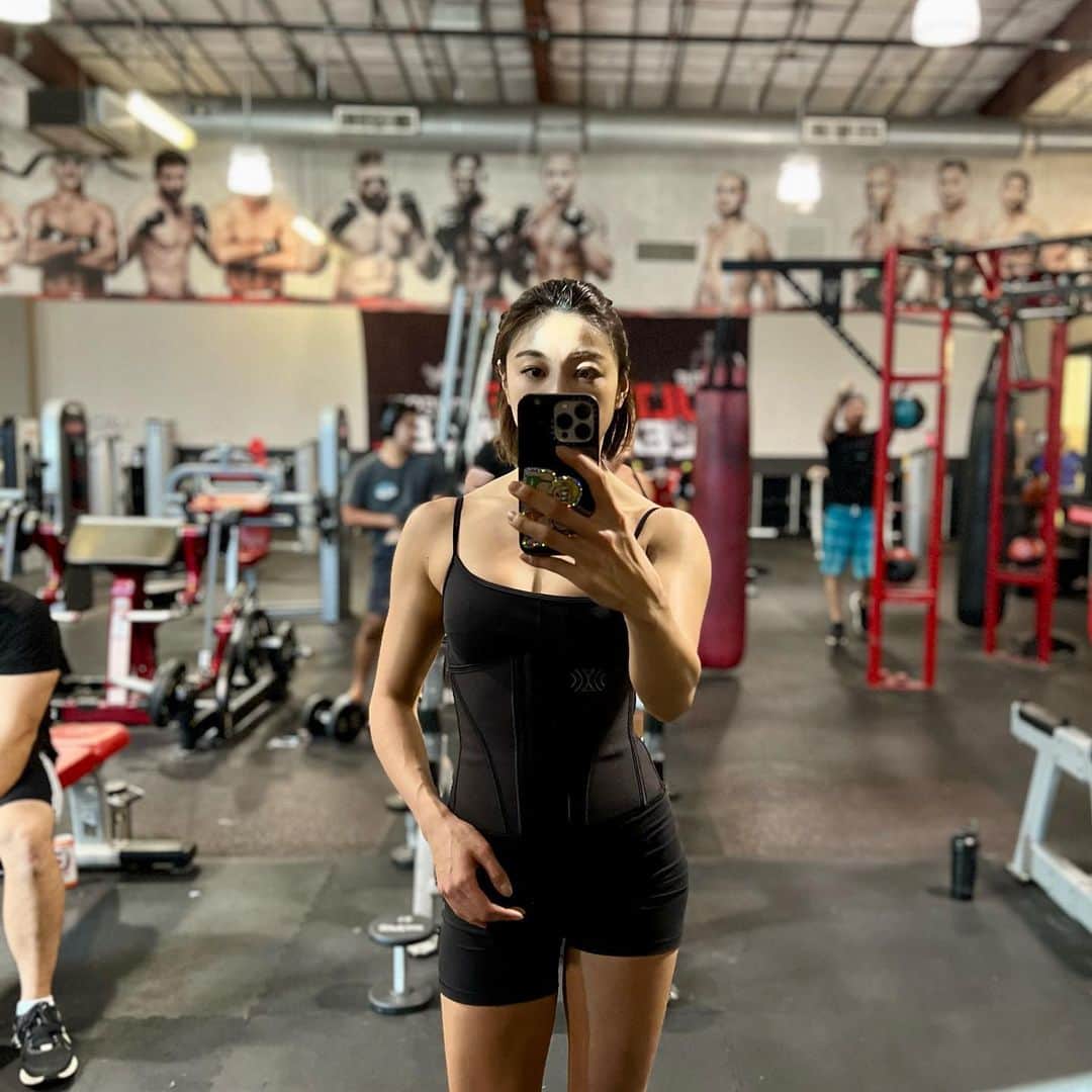 池田ゆりのインスタグラム：「Gym🤍  @slimtum.eastasia  Discount code【yyyy420】  @ufcgymjp   #hawaii #fitness #training」