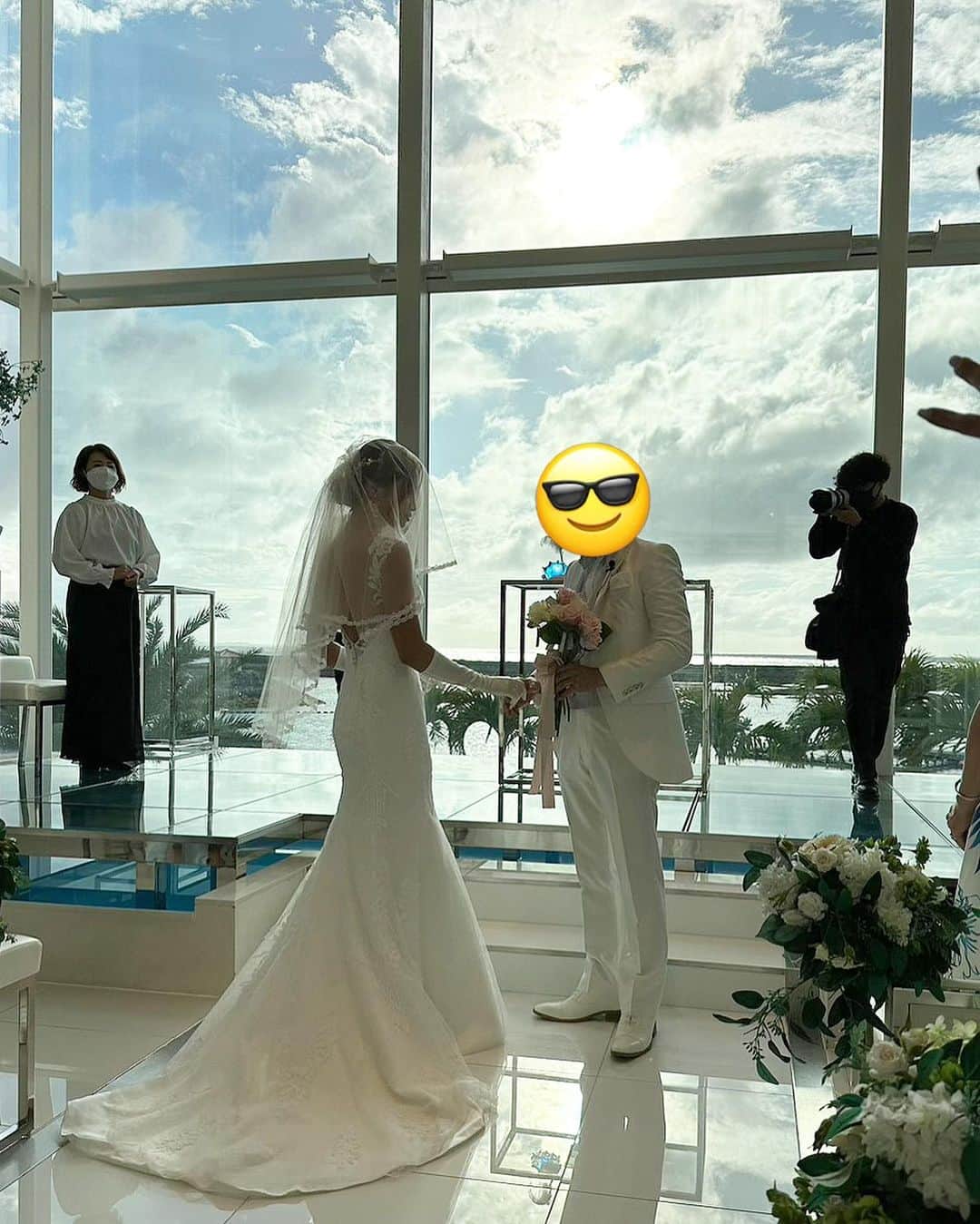 のインスタグラム：「写真の整理もぼちぼちながら 改めて、たくさんのお祝いコメント&メッセージ ありがとうございました🌹 ドレスはマーメイドドレス🧜‍♀️💕 20代の頃はふわふわのAラインに憧れてましたが 今はもうマーメイドドレス1択でした👗✨ 試着しながらたくさん迷ったけど やはりJELLY時代の自分のルーツ・原点である シンプルかつグラマラス（シングラ）が 好みなんだなぁと再確認💎💫 結婚式はやるか散々迷いましたが やってよかったなって思いました☺️💒  今はiPhoneの画質が素晴らしく、 挙式に参加してくれてたくさん撮ってくれた 友人達の写真がどれも素敵すぎて 何度も見返してます📸✨  来てくれた家族、友人には 本当に心からありがとうございました🌹✨ 人前に出るのが苦手な旦那さんもとても感謝です💍 夢を叶えてくれてありがとう。 #結婚式 #ウェディングドレス #ウェディングフォト #マーメイドドレス #シングラ #simpleglamorous #weddingdress #mermaiddress」