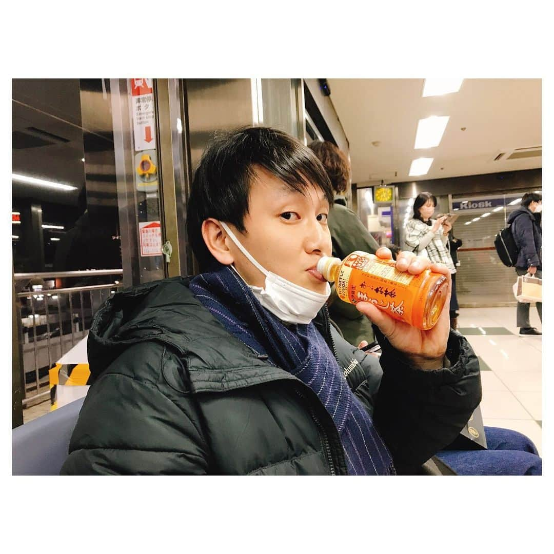 藤本聖さんのインスタグラム写真 - (藤本聖Instagram)「久しぶりのジョー  コウテイ解散後で大阪一発目の仕事が、るてんのんてる配信イベントで一緒だった  元々イケメンだったのが更に色気増し増しで戻って来たんですけどどういう意味？  4/14のチュウニズム第十幕inNGKにも出演予定なのでマジでみんな拝みに来て  先週は2度目の大須演芸場へ  はじり&友保と寄席合間に味噌煮込みうどんぶち込み  もう普通のうどんに戻れねえよ  帰りの新幹線が大幅遅延で稲継とホームで待ちぼうけしたのもいい思い出  【告知】  YTVるてんのんてるpresents 「妄想芸人がファンと一緒に最高のマンガを作るライブ」  出演/ジュリエッタ藤本、ビスケットブラザーズ原田、フースーヤ谷口、九条ジョー 料金/1000円 ※3/6（月）の12:00まで購入可能、アーカイブは3/6（月）23:59まで見られます https://t.co/sHXwwerUkI  「チュウニズム第十幕〜全身全霊（ありったけぶつけ）る、大人達〜」  日時/2023年4月14日（金）19:30開演21:00終演予定 会場/なんばグランド花月 出演/ジュリエッタ藤本、てんしとあくまかんざき、クロスバー直撃前野、祇園木崎、令和喜多みな実野村、若葉のころ酒井、ロングコートダディ兎、マルセイユ津田、大自然ロジャー、ビスケットブラザーズ原田、マユリカ中谷、清友、蛙亭イワクラ、20世紀木本、九条ジョー、フースーヤ谷口、シークレットゲストあり 料金/前売3000円当日3300円配信2500円」3月2日 16時29分 - kasoku_mossan