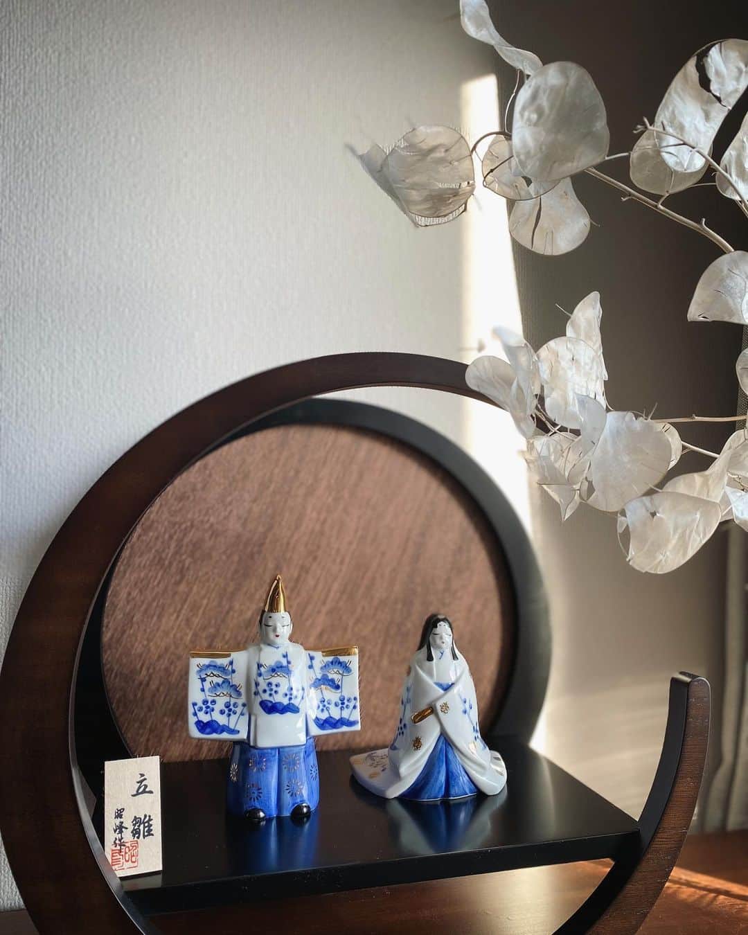 鬼辻麻衣さんのインスタグラム写真 - (鬼辻麻衣Instagram)「🎎  わが家の雛人形🌸 収納場所が狭いので、小さめサイズ。  小さいけど存在感があってお気に入り🎎 ありがとう👨🏼‍🦳👵🏻  #ひな祭り　#雛人形　#初節句」3月2日 16時30分 - kitsumai