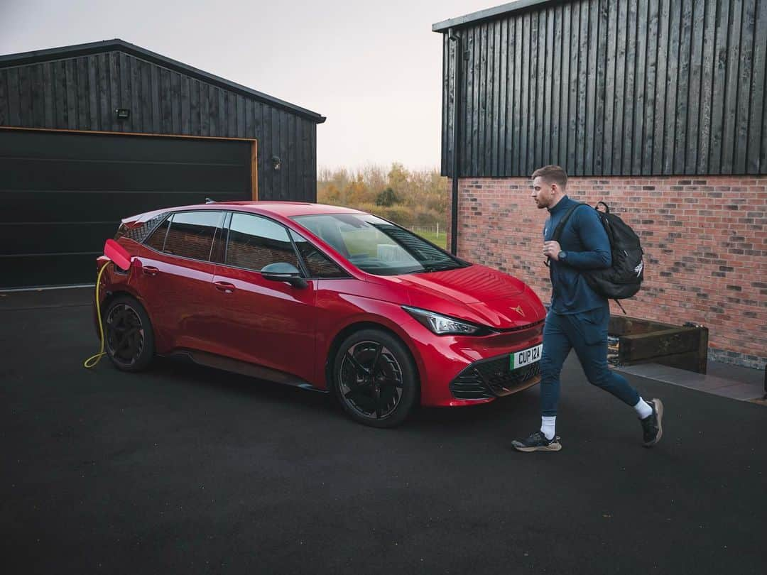 アダム・ピーティのインスタグラム：「Back to this gloomy England weather, thankfully I can pre-heat my CUPRA Born through the app 🌧🚘 #ad」