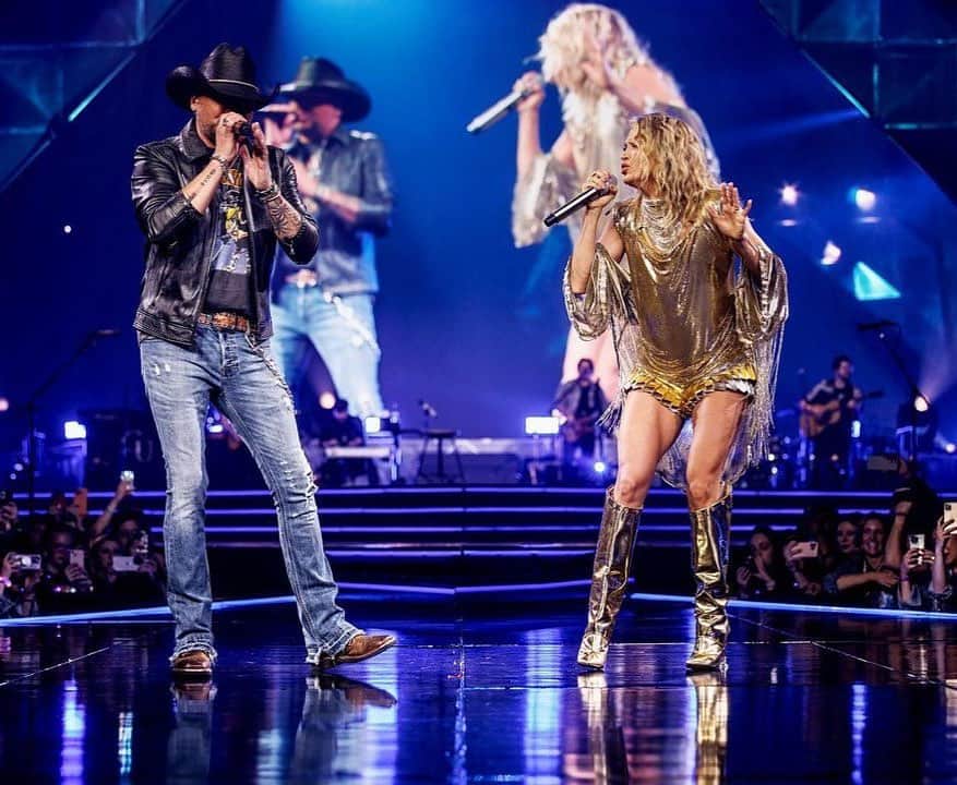 のインスタグラム：「Thanks @carrieunderwood for having me out last nite. Nothing like a hometown crowd! 📸: @jeffjohnsonimages」