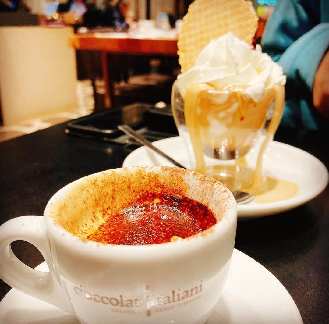 YUINAのインスタグラム：「. ３軒目スイーツ🍨😍🇮🇹 ⁡ Cioccolatitaliani ティラミス𓋂ジェラート𓌉エスプレッソ☕︎ ⁡ 嘘のようなホントの話で、 私がギリシャやマルタでジェラート食べようとしても イタリアで食べるんだからダメ！と本気でストップ かけられて食べてなかった笑 ⁡ ジェラートは２種類チョイス✨ 材料全てイタリア産🇮🇹瑞々しい😘 店内で食べると温かいチョコレートが乗ってくるよ😋❤️ ⁡ ティラミスは実は全然好きじゃなかった‼︎笑 日本のどこで食べてもツンと喧嘩したような酸味が 苦手で食べ切れなかったけど、ミラノで食べて 本物を知らなかったんだと思いました😂🙌 ⁡ もぅめーっちゃ美味しい❣️😍 多分マスカルポーネもチョコも全てが違う！笑 ⁡ さすが感性の国だと思わせる 絶妙な素材の組み合わせで一瞬でなくなった😂🎉 ミラノに来たらみんなにも食べてほしい😋✨ ⁡ エスプレッソもココアトッピングとか ヒロくんの頼んだコーヒーも コーヒーが見えないくらい生クリームで埋め尽くされててサプライズな見た目で楽しい♪ ⁡ 夏は長蛇の列だからオフシーズンがおすすめ😙 🇮🇹言葉が出ない感動を味わえるよ😋❣️ ⁡ 📍 Cioccolatitaliani Via Nerino, 11, 20123 Milano ⁡ #イタリアンジェラート #ティラミス #エスプレッソ #ミラノスイーツ #milanosweets」