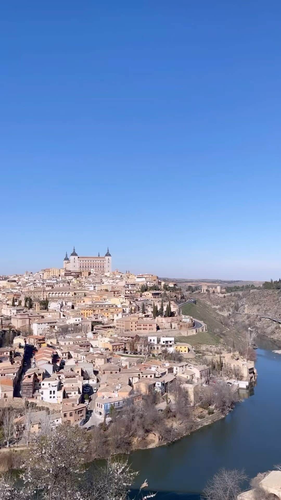 三好ジェームスのインスタグラム：「町全体が世界遺産のToledo！  大聖堂は250年の歳月を経て完成。  #toledo  #spain  #españa」