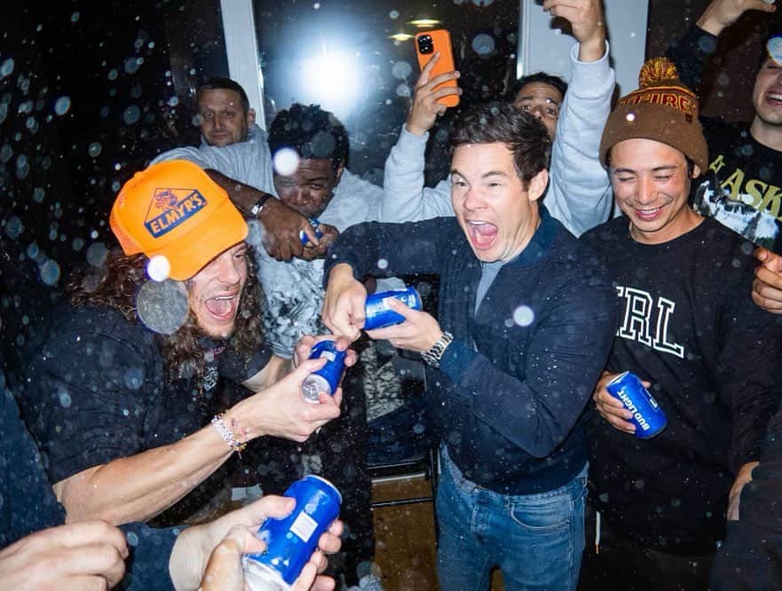 アダム・ディバインのインスタグラム：「Happy Birthday to the leader of the super homies @blakeanderson. Here’s a pic of us on a pretty chill Monday night. 📸 @atibaphoto」