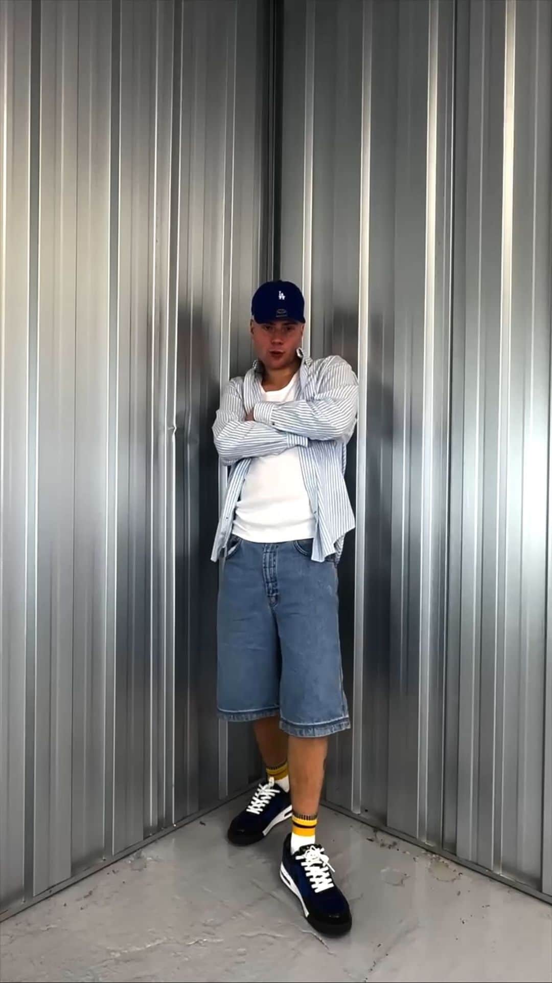 レオ・マンデラのインスタグラム：「Babe wake up.. Leo’s styled 3 looks with one shirt!!    @Tommyhilfiger #TommyHilfiger #classicsreborn」