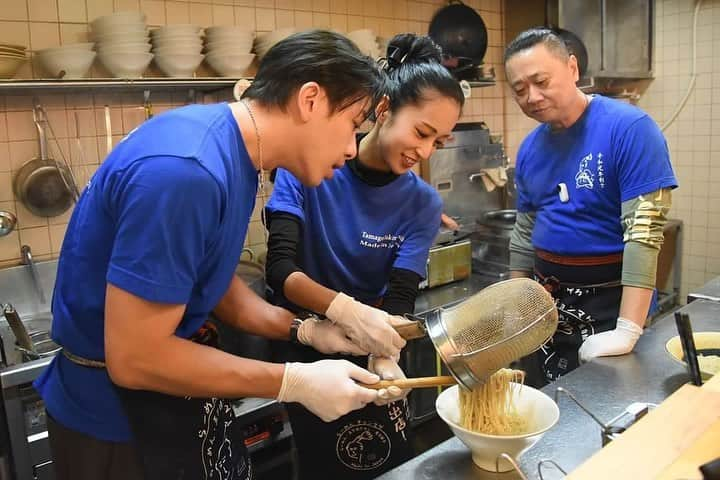 だふちゃん 。のインスタグラム：「🍜🇹🇼🫶  台湾の人気バラエティ番組『木曜4超玩』🎉  一日チョンマゲ体験してもらいました！！  とても楽しい収録でした💫 台湾行ってみたいなあ🌼  YouTubeでも視聴可能みたいなので観てみてね♩  #ラーメンチョンマゲ #ramen #ラーメン女子  #木曜4超玩 #邰智源 #坤達 #🇹🇼 #一日系列」