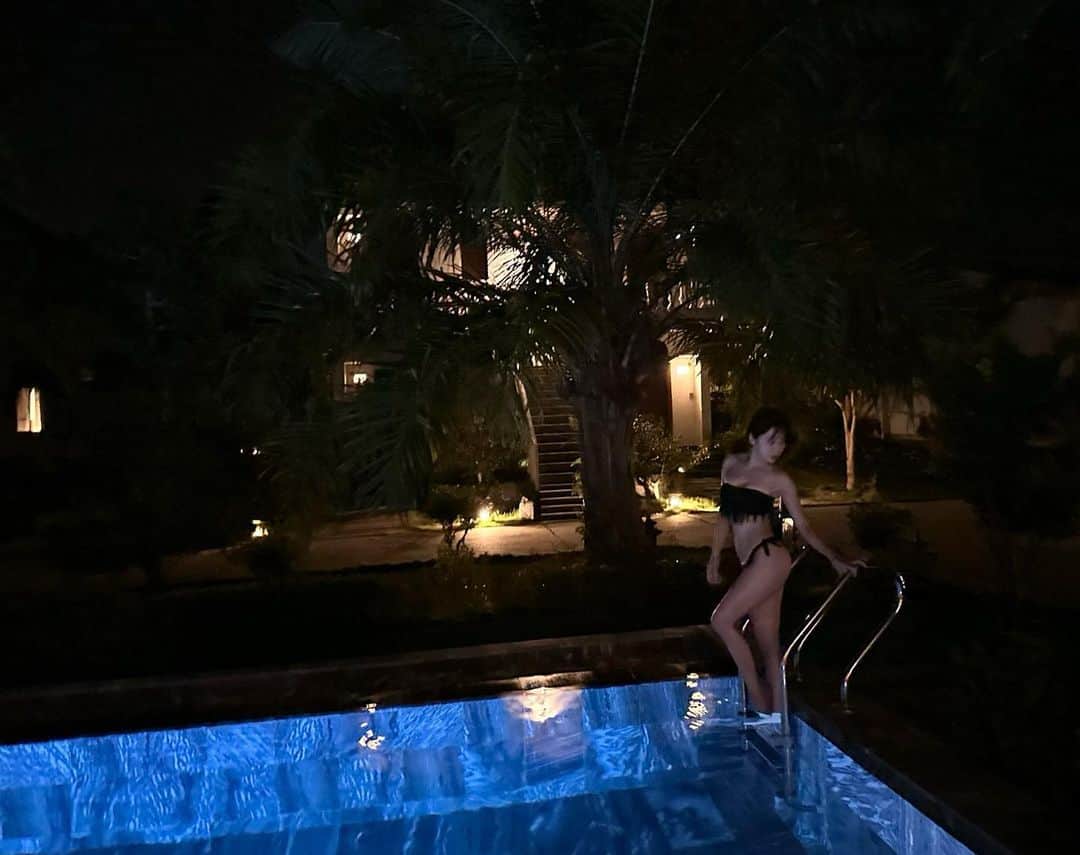 上本昌代さんのインスタグラム写真 - (上本昌代Instagram)「ももちゃんが撮ってくれた写真が何割も割り増しされててとっても良い感じで嬉しい😚 夜のプールって好き♡  #vietnam #ベトナム #🇻🇳 #フーコック #phuquoc #pool #nightpool #travelgram #たびすたぐらむ #vacation #速報 #旅の記録 #iphone14」3月3日 2時43分 - masayomai