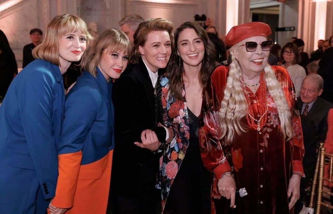 サラ・バレリスのインスタグラム：「A few days ago, @brandicarlile asked me to join her and our soul sisters @ilovelucius to honor the Source herself- @jonimitchell. Joni just received the #gershwinprize- music’s highest honor-at the  @librarycongress. I can’t tell you how precious this night was. It represents what I love about the power of legacy. Beloved teachers and their students who some day may become teachers to new students and on and on…the ripples seem and unseen. Worship at the altar of Music- watching every vessel take on its own shape and color and form… telling the human story in all its tragic beauty and wonder. Joni is singular. She has shaped most every artist I know in some way. At a very low point in my 20s I was introduced to her records and I found the Earth again. I learned that intimate offerings of truth can save someone- and sometimes that person is you. She is cheeky and irreverent and wise and funny and doesn’t suffer fools and has ushered through more truth to this plane of existence than most. Congratulations Joni- you are a goddess and deserve every good thing.  I also am so moved by the way that Brandi loves her fiercely, with generosity and true admiration. Brandi put me next to Joni in this picture because she knew it meant a lot to me and I grabbed her arm to say thank you and they took this photo and so here we are.  Thank you for this memory.   What a night. ❤️」