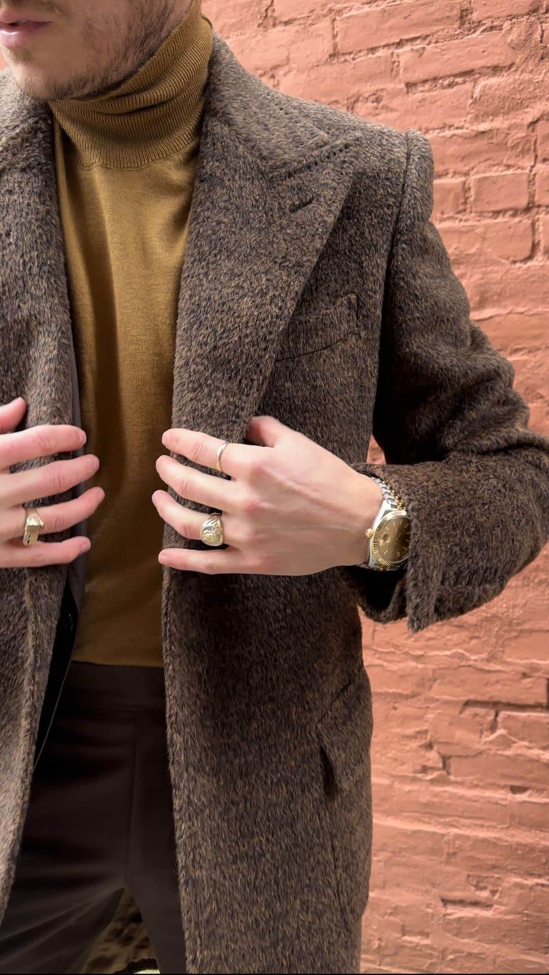 aleksmusikaのインスタグラム：「Nyc strolls, @musika Alpaca 🍫 #designer #menswear #nyc  #menscouture #coats #overcoat」