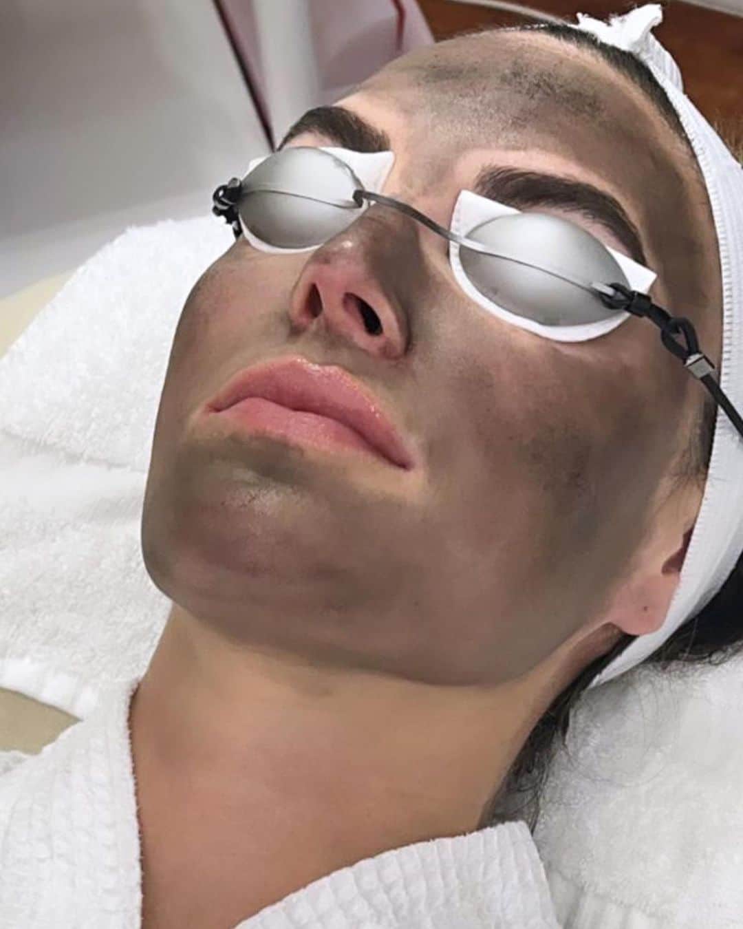 Elizabeth Chambers Hammerさんのインスタグラム写真 - (Elizabeth Chambers HammerInstagram)「Came for the prophilo, stayed for the lighting. Work/life has been wild but sharing some recent wellness and moments of sanity⚡️  1. Profhilo for improved skin texture and hydration @aventiscayman. More info about it in my @marieclairemag article.  2. Hyberbaric Chamber for immunity @willofwellnesscayman. 3. NAD infusion with glutathione push for improved cellular function and  anti-aging, skin glow and improved liver function @pensum_regenerative  4.  Carbon Q-switch laser for pigmentation/even skin tone and  @looks.ky  5. @cledepeaubeauteus SPF 50 bc I live in the sun and love the texture 6. Endospheres Therapy for lymphatic/improved circulation @endospheres_cayman  7. @hanacure mask for looking snatched. Also supposed to help with hyperpigmentation. Not an ad/treatments not gifted, just what’s working for me lately xx」3月3日 3時08分 - elizabethchambers