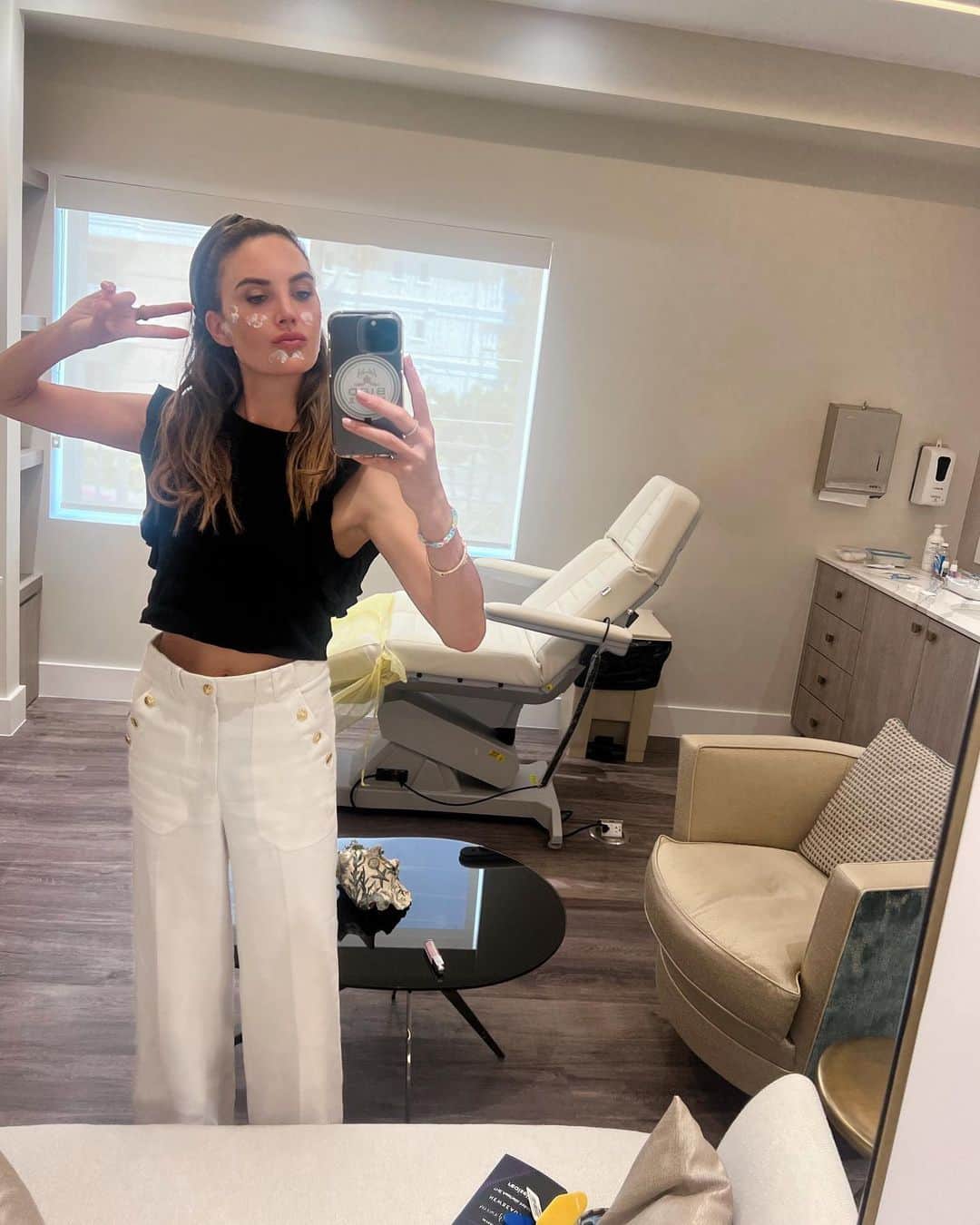 Elizabeth Chambers Hammerのインスタグラム：「Came for the prophilo, stayed for the lighting. Work/life has been wild but sharing some recent wellness and moments of sanity⚡️  1. Profhilo for improved skin texture and hydration @aventiscayman. More info about it in my @marieclairemag article.  2. Hyberbaric Chamber for immunity @willofwellnesscayman. 3. NAD infusion with glutathione push for improved cellular function and  anti-aging, skin glow and improved liver function @pensum_regenerative  4.  Carbon Q-switch laser for pigmentation/even skin tone and  @looks.ky  5. @cledepeaubeauteus SPF 50 bc I live in the sun and love the texture 6. Endospheres Therapy for lymphatic/improved circulation @endospheres_cayman  7. @hanacure mask for looking snatched. Also supposed to help with hyperpigmentation. Not an ad/treatments not gifted, just what’s working for me lately xx」