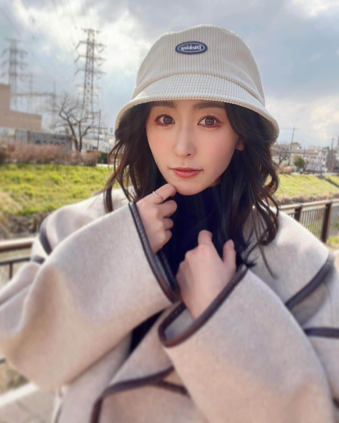 三輪晴香のインスタグラム：「. . new hair💇‍♀️  みなさんからの意見も聞きながら… やっと決めました！  暖かくなってきたので 春に向けて🌸  #newhair #ミディアムヘア  #fashion #バケットハットコーデ  #春の訪れ #春の匂い がしたね☀️」
