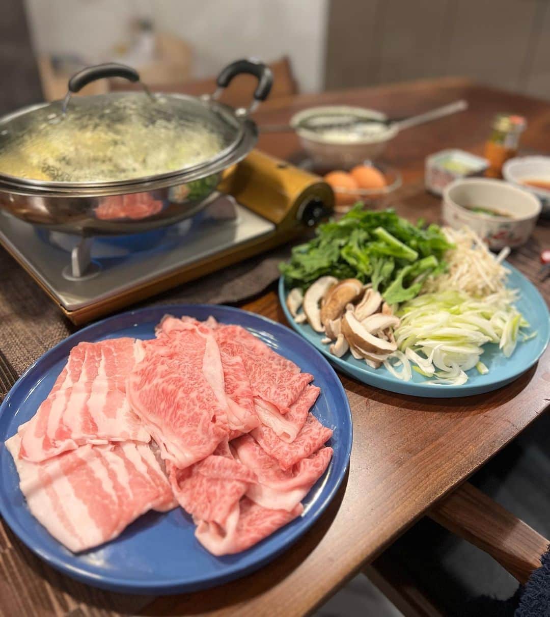 月央和沙のインスタグラム：「うちの晩ごはん🍚✨  #しゃぶしゃぶ #もずく酢きゅうり」