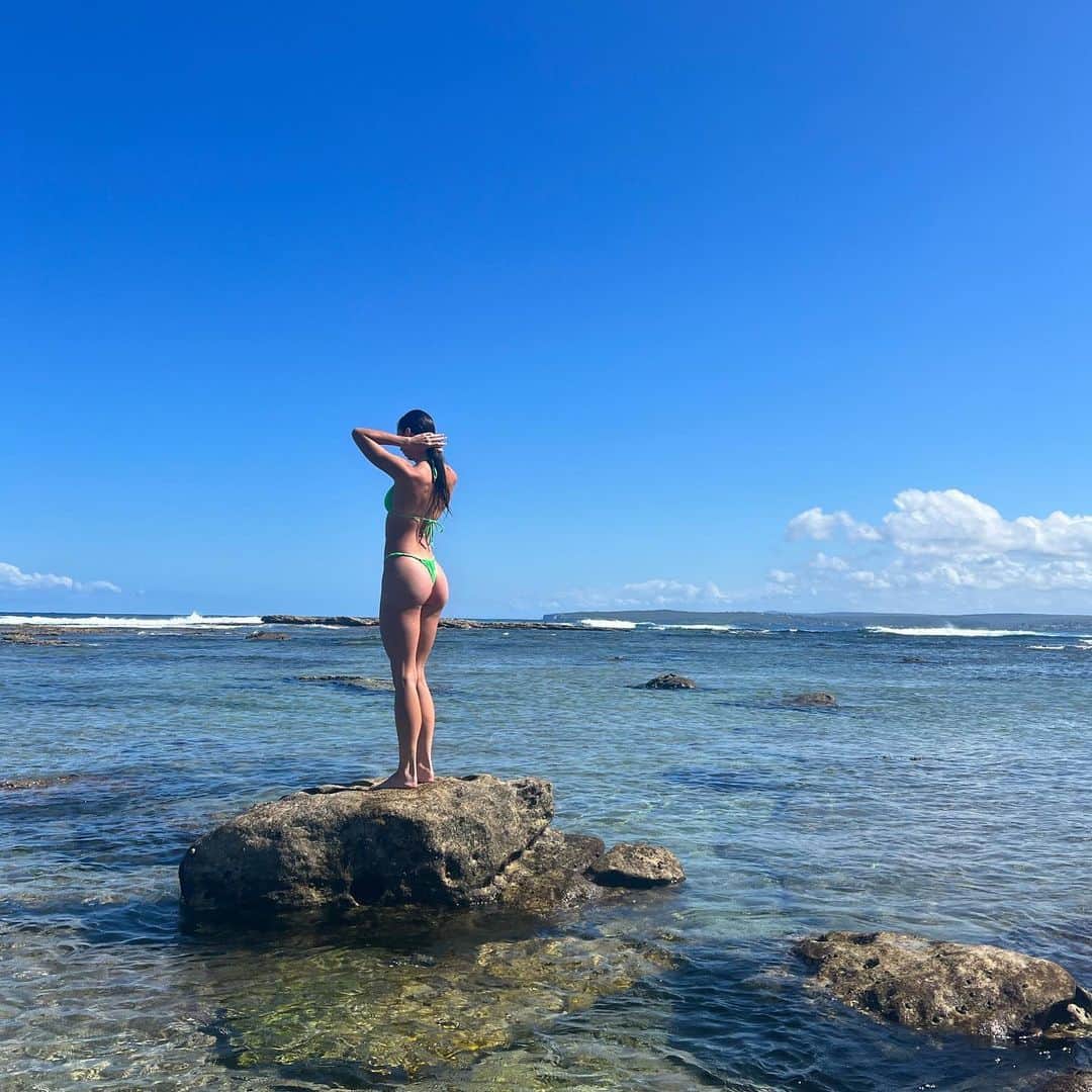 トミーシャ・クラークのインスタグラム：「full moon in the middle of the day」
