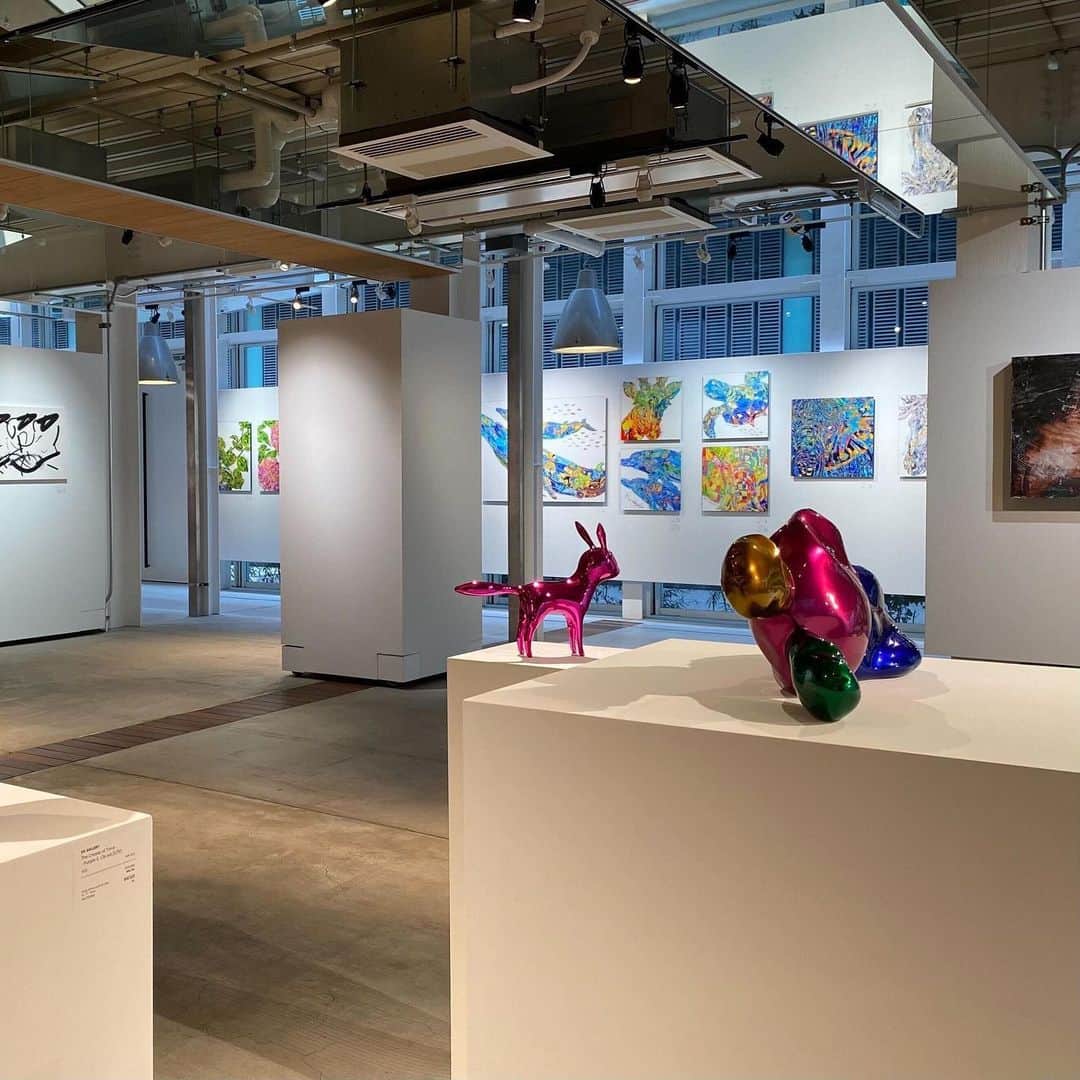 Warehouse TERRADA 寺田倉庫さんのインスタグラム写真 - (Warehouse TERRADA 寺田倉庫Instagram)「ART MARKET TENNOZ 2023開催！   “Look, Hear, Feel, Enjoy, Discover.”  An event where visitors can experience art culture, from March 3rd (Fri) to March 5th (Sun), 2023. テーマは「見て、聞いて、感じて、楽しみ、みつける」 2023年3月3日（金）から5日（日）の3日間、アートカルチャーを体感するイベント「ART MARKET TENNOZ 2023」を開催します。  WHAT CAFEでは、「WHAT CAFE SPECIAL MARKET」と題し、気鋭のアーティスト21名による作品が集います。 世界にひとつしかない作品と出会い、自分自身の中に眠る潜在的なアート愛が発見できるかもしれません。 また、出展アーティストによるトークショーや、公開制作など、アーティストの熱量を近くで体感できるプログラムもお楽しみいただけます。  日時：2023年3月3日（金）～3月5日（日）11：00～18：00　※最終日のみ17：00まで 会場：WHAT CAFE、PIGMENT TOKYO（ワークショップ） ※PIGMENT TOKYOのワークショップは満席となっています  詳しくはこちらから→ @artmkt_tennoz   #ARTMARKETTENNOZ #tennoz #天王洲 #寺田倉庫 #warehouseterrada #art #アート #アートマーケット #whatcafe #pigmenttokyo #artwork #artist #現代アート #contemporaryart  #ボンドストリート #livepainting @whatcafe_terrada」3月2日 18時36分 - warehouse_terrada