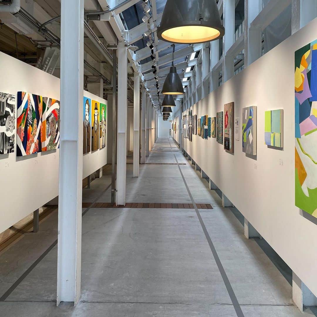 Warehouse TERRADA 寺田倉庫のインスタグラム：「ART MARKET TENNOZ 2023開催！   “Look, Hear, Feel, Enjoy, Discover.”  An event where visitors can experience art culture, from March 3rd (Fri) to March 5th (Sun), 2023. テーマは「見て、聞いて、感じて、楽しみ、みつける」 2023年3月3日（金）から5日（日）の3日間、アートカルチャーを体感するイベント「ART MARKET TENNOZ 2023」を開催します。  WHAT CAFEでは、「WHAT CAFE SPECIAL MARKET」と題し、気鋭のアーティスト21名による作品が集います。 世界にひとつしかない作品と出会い、自分自身の中に眠る潜在的なアート愛が発見できるかもしれません。 また、出展アーティストによるトークショーや、公開制作など、アーティストの熱量を近くで体感できるプログラムもお楽しみいただけます。  日時：2023年3月3日（金）～3月5日（日）11：00～18：00　※最終日のみ17：00まで 会場：WHAT CAFE、PIGMENT TOKYO（ワークショップ） ※PIGMENT TOKYOのワークショップは満席となっています  詳しくはこちらから→ @artmkt_tennoz   #ARTMARKETTENNOZ #tennoz #天王洲 #寺田倉庫 #warehouseterrada #art #アート #アートマーケット #whatcafe #pigmenttokyo #artwork #artist #現代アート #contemporaryart  #ボンドストリート #livepainting @whatcafe_terrada」