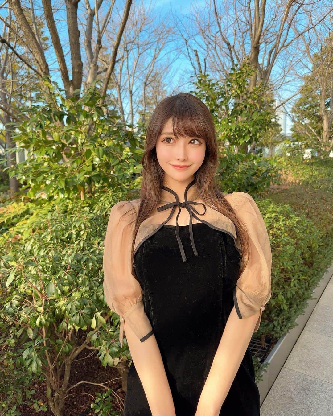 のインスタグラム：「. @leja__official のお洋服🖤🫧 . ベロアのキャミワンピってかわいすぎるっ！ 首元の細リボンもとっても私好み🥺 お上品さと甘さとセクシーさのバランスがいい感じ🖤✨ . GINZA SIXの屋上に初めて行ってみたの〜🌿 都会の中でも緑を感じられるのって嬉しい🥺🫶🏻 . . #ootd#fashion#fashionstyle#fashionista#leja#ginza#tokyo#japan#japanese#ワンピース#ドレス#オケージョンドレス#ベロアワンピース」