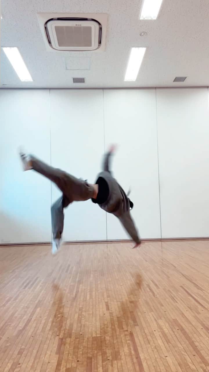 佐藤綾人のインスタグラム：「training🤸‍♂️🔥 3月も頑張りましょう😊 #佐藤三兄弟 #一卵性 #三つ子 #アクロバット #男子新体操 #トリッキング #triplets #acrobat #rhythmicgymnastics #tokyo #japan #tricking」