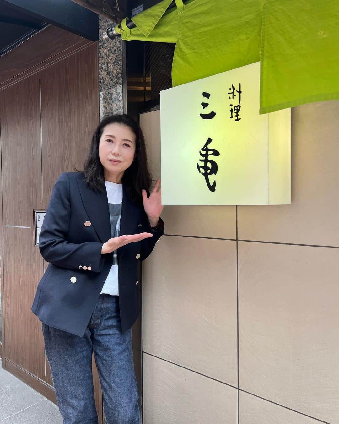 のインスタグラム：「学校の後輩のご実家の老舗のお店でお食事してきました😊  三越のライオン🦁が消防士さんのお仕事してました🎵  🦁の手がももえにそっくり😅 #銀座三亀 @ginza_sankame   🧥: @madisonblue_official  👖:@resolute  👚: @bruce_weber 👞: @jmwestonofficial」
