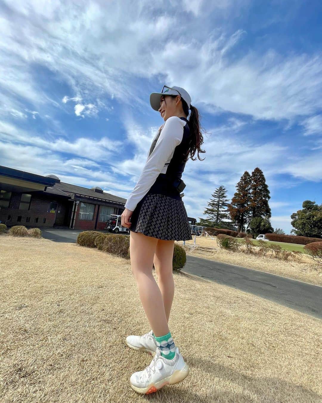 のインスタグラム：「お疲れ様です🐥  昨日はポカポカのゴルフ日和だったので @sockwell_jp 新作ソックスをメインのコーデにしました🧦💚  デザインがとっても可愛いのはもちろん、着圧が足にフィットするし、蒸れないズレない滑らないと3拍子も4拍子も揃ってるので、スイングも安定してました⛳️✨  PRきっかけで知ったけれどずーっと愛用しているお気に入りの製品です☺️💛  #sockwell2023ss #sockwell #ソックウェル #着圧ソックス #メリノウール #sockwell_PR #靴下コーデ #ソックウェルコーデ　  #driver #ゴルフウェア #ドライバー　 #ティーショット  #ポコちゃんズ #ゴルフ初心者 #ゴルフ部 #ゴルフ上手くなりたい #ゴルフ好きとつながりたい #golfswing #女子ゴルフ #ゴルフ女子 #ゴルフ男子 #ゴルファー #golfrange #golflife #golfer #golf #골프 #กอล์ฟ #高尔夫球 #golfstagram」