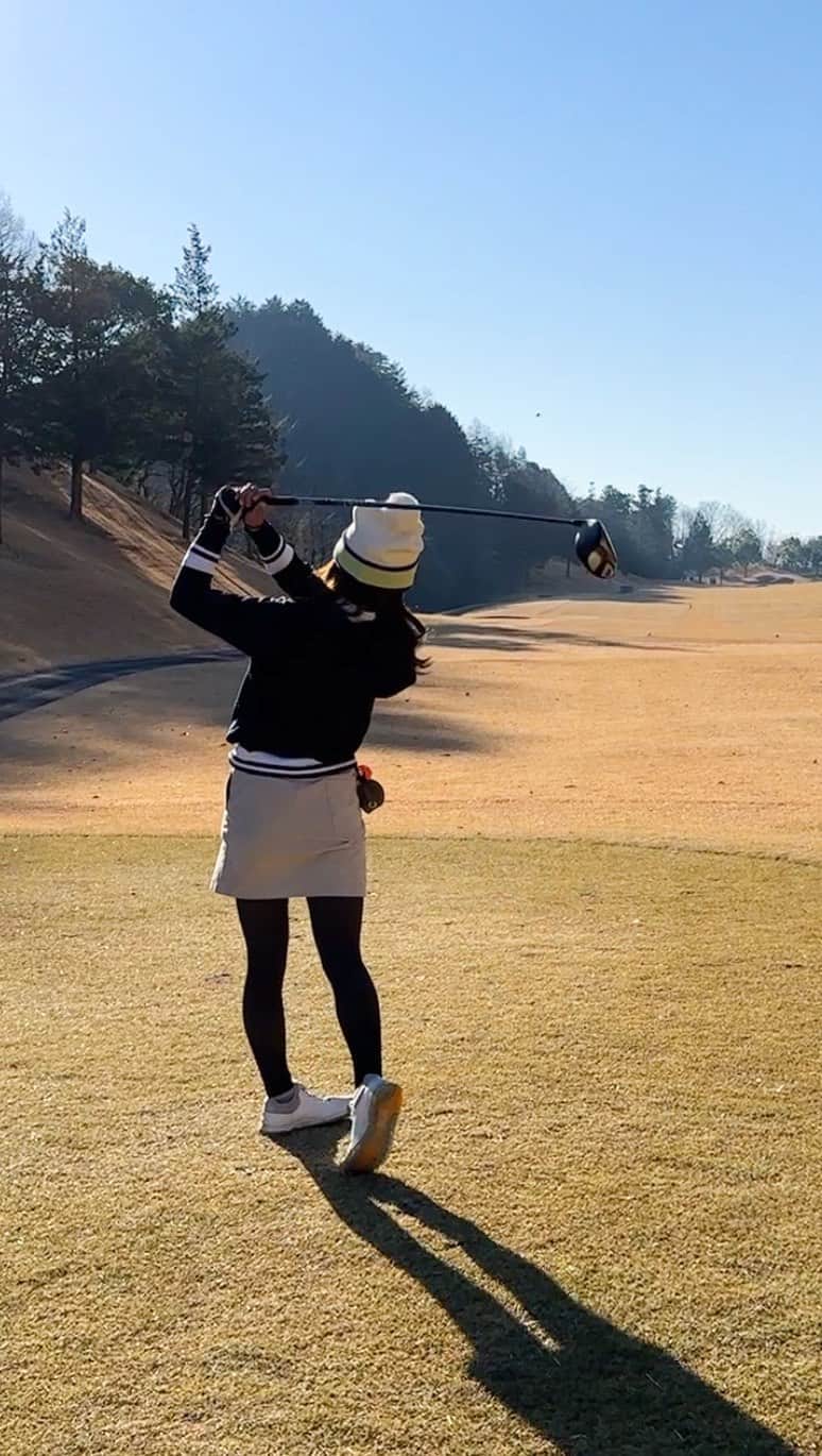 坪井ミサトのインスタグラム：「少し前の🔥 お天気良くて最高のゴルフ日和でした⛳️  しかしスコアは90後半、、、😭😭😭  グリーンが難しくて43パット😅笑 どんだけー！！！ 一生の課題です😇 後フィニッシュで手が縮こまるのを やめたいです🥲 スローの動画のときは まだマシですが🥹  練習しよう！！！  wear @callawaygolf  @love_callaway  @callawayapparel_japan   #ゴルフ #ゴルフ女子 #ゴルフ大好き #ゴルフウェア #callaway #golf #golfgirl #golfwear #sport」