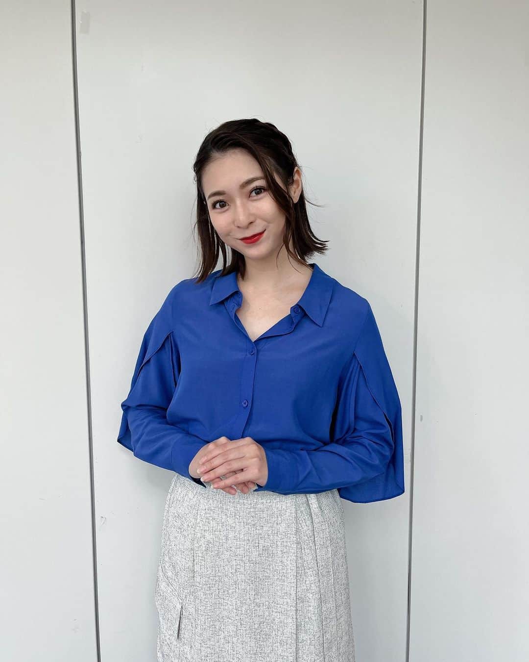 住田紗里のインスタグラム：「朝は暖かいな〜と思っていたら、 夕方からすごい風ですね🍃 濃いブルーのシャツでした  トップス・スカート &.NOSTALGIA（@nostalgia_jp）  #グッドモーニング#衣装#&nostalgia#シャツ#ブルー#テレビ朝日#テレ朝#テレビ朝日アナウンサー#アナウンサー#住田紗里」