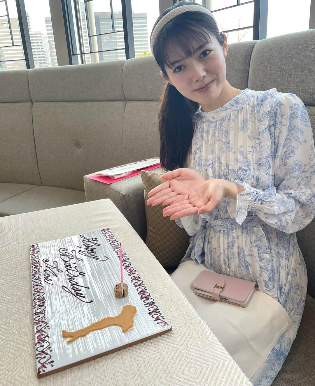 長野美郷さんのインスタグラム写真 - (長野美郷Instagram)「萌ちゃんとランチ😊✨ お誕生日おめでとう💓  一回り歳が違います、 もう可愛いしかないですね！😍 さらに芯の強いところはとっても頼もしい✨  楽しい時間をありがとう💓  3枚目、レストランでいただいた小菓子、、、ちょっとキュン☺️ だってロボットの顔に🤖 見えません？  #谷尻萌 ちゃん #可愛い後輩　#癒やし #お誕生日おめでとう #素敵な一年にしてね #割と顔、発見しがち😂」3月2日 18時45分 - misato_nagano_1127