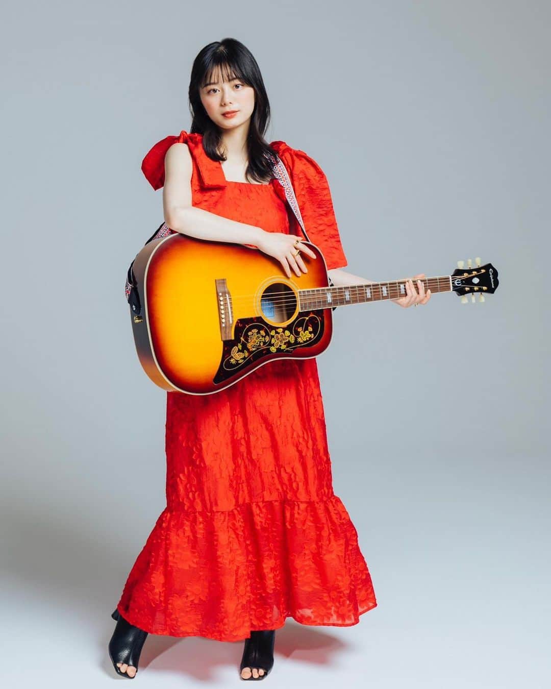 紺野彩夏のインスタグラム：「2023年にブランドの創設から150周年を迎えるエピフォン様の、 アニバーサリースペシャルサイト初回カバーを飾らせていただきました！ 記念すべき初回に選んでいただき、とても光栄です☺︎ インタビューもしていただいたので、是非ご覧ください～🙆‍♀️ 改めて、150周年おめでとうございます！」