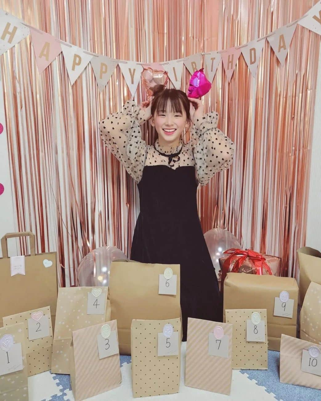 ひなさんのインスタグラム写真 - (ひなInstagram)「🎁♡⁡⁡ ⁡お誕生日お祝いコメントありがとうございました🥹💗⁡ ⁡. ⁡ひなの誕生日プレゼントは⁡ ⁡歳の数だけプレゼント🎁💗⁡ ⁡ひなが欲しがってたものを事前にリサーチして⁡ ⁡こっそり準備🤫💕⁡ ⁡スマホケース3種類、ネイルチップ2種類、⁡flowerKnowsのアイシャドー、 ひな専用のハンドミキサー、⁡韓国語の学習本⁡、⁡ ⁡デニムパンツ、モバイルバッテリー、ワイヤレスイヤホンとそのケース、⁡ ⁡ハンドミラー、メイクポーチ🎁 11個目にはひなが大好きな韓国のお菓子を紙袋いっぱいに💕⁡ ⁡そして同じお菓子をトトにもプレゼントしました🧒🏻💓 ⁡一つ一つ開けるのが本当に楽しそうにワクワクしながら開けていて ⁡それを見るだけで母は嬉しかったです🥹💗⁡ ⁡11歳もひなの笑顔が沢山見られるように過ごしたいです😌💕⁡⁡ ⁡#誕生日プレゼント」3月2日 18時46分 - h.t_mom