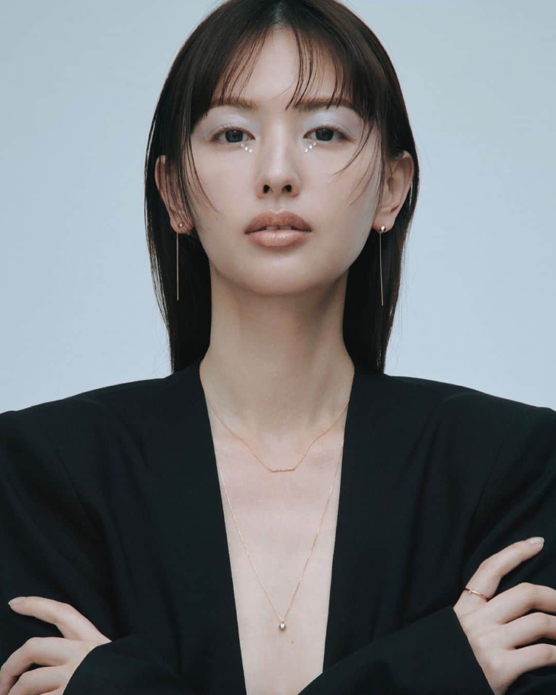 佐川理佳のインスタグラム：「emi san🤍🤍🤍  photographer_ @otsuka_misuzu  stylist_ @shinosuganuma  edit_ @miku_nishizawa  hair & make-up_ @rikasagawa   @otonamuse」