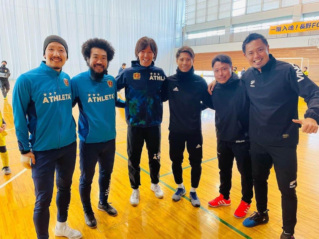 片山真人のインスタグラム：「【ガチャスタグラム 仕事篇】  先週末は長野市でサッカーな時間⚽️ 縁あって街クラブの卒団イベントに参加させてもらった😊 みんな、卒団おめでとさん㊗️🎊  #長野FCガーフさん卒団サッカー⚽️ #長野市 開催🏟 #街クラブ 🤩 #初見 のみんなやったけど全くそんなん関係なく最初からギアMAX⚙🔥 #縁 あって巡りあった時間🤝  #土橋宏由樹 GM🤝 #田中智基 選手 81🤝 #米村尚也 選手 41🤝 #ボアルース長野 ⚽️🟥  #東浩史 選手 10🤝 #長野パルセイロ ⚽️🟠  #西村陽介 氏🤝 #長野県 国体女子監督⚽️ でワイワイ楽しくやれた⤴️ #初絡み  #初対面  #そんなの関係ねぇ 🤜🤛 みんなすぐ仲間🤩  田中＆米村選手は現役プロフットサル選手やし、やっぱ抜群の技術👏  ヒロさんと東選手も技巧派やから上手い👏  西村さんは、このクラブ出身やからレジェンド👏  #片山真人 #ガチャ は…⁉︎  #エンターテイメント 係😎 #じゃんけん 大会MC係🎤 ※写真はオーバーアクションでファールを貰いにいっている瞬間やな😅  #適材適所 😏✨  けど最後は俺にもサイン貰いにきてくれて嬉しかった🥹  いい子達で良かった👍😊 #ありがとう ✨  今回は個人での仕事やって、こんなんもしてます✌️😁 #razzoli 👕  チャンスあったらどこでもなんでもやる奴🤗 #貪欲  #positive ⤴️ #がめつい 😏  地域をガンガン盛り上げ隊❤️‍🔥 #小さなことからコツコツと 😊 #積小為大 ✨ #松本山雅fc 魂✨ #onesoul やな😎☝️」