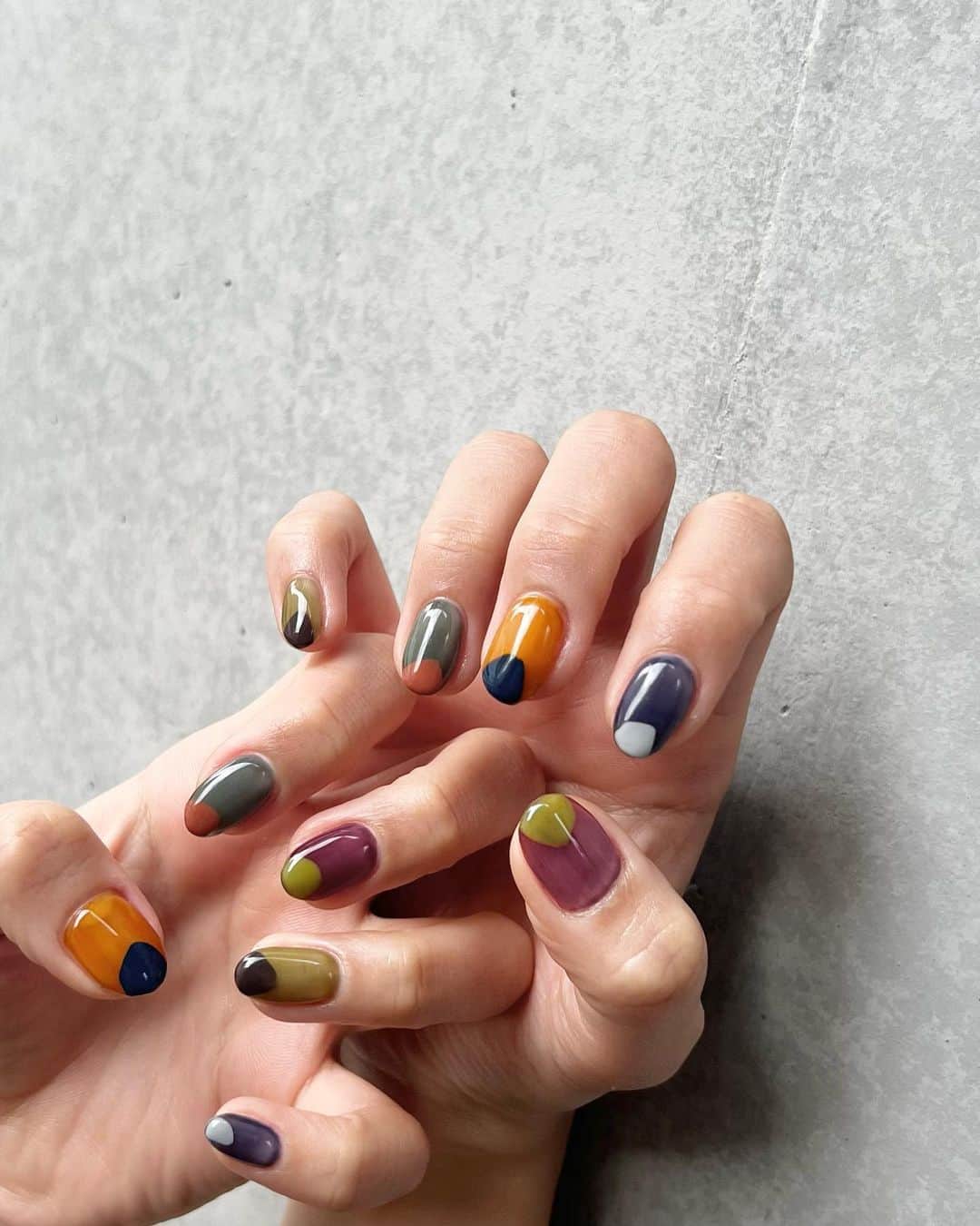 RiRiのインスタグラム：「new nail🤍 @relum.official   最近は、配色を考えるのが好きみたい🌱  好きなカラーを選ぶと、 THEイエベのAutumnさんって感じになる🍃  #nail #nails」