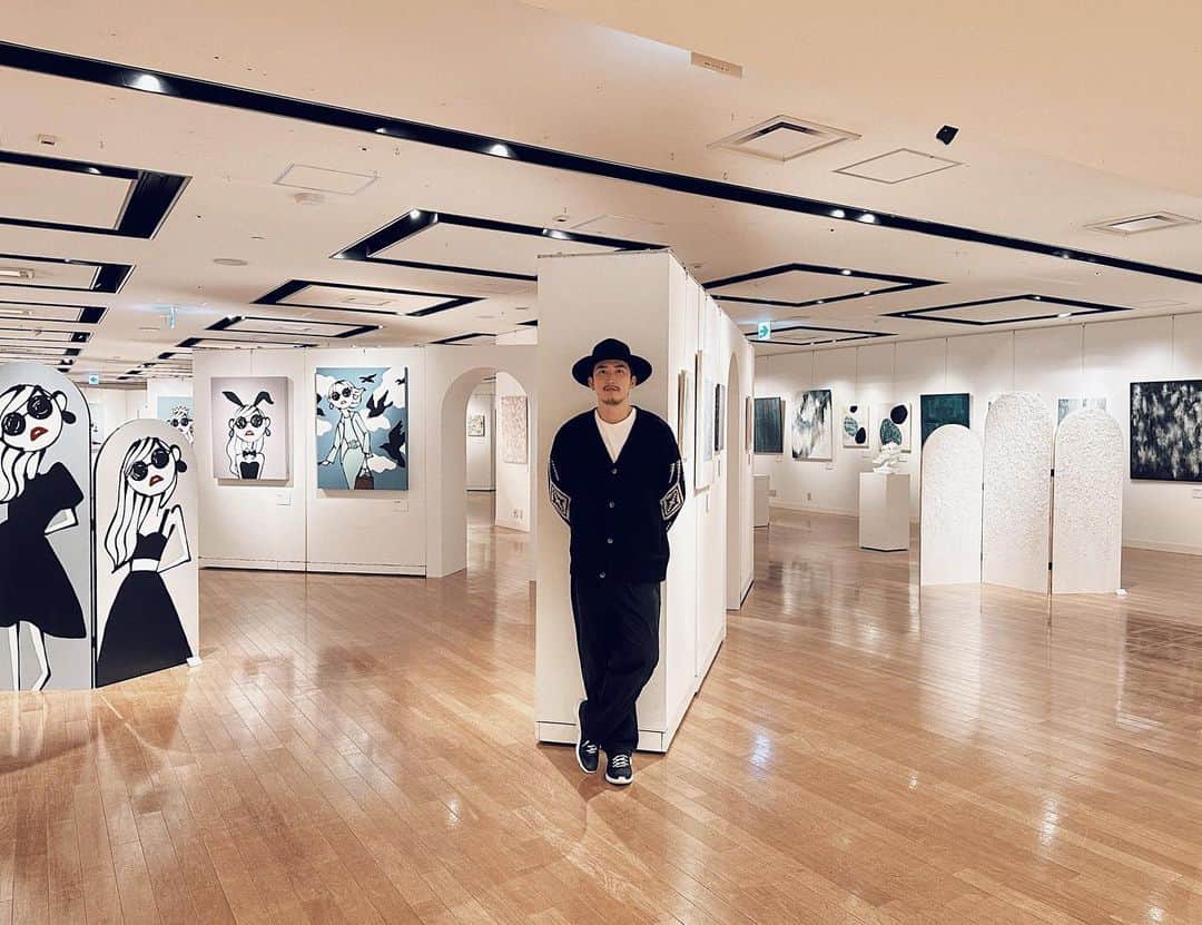 のインスタグラム：「MODERATION DAICHI MIURA ART EXHIBITION in OSAKA  個展が無事終了しました！  毎日沢山の方々に御来場頂き、本当にありがとうございました！  阪急うめだ本店の1階と9階で同時開催で約200点近くの作品を展示させていただいた大規模な個展。  アーティストとしてデビューしてからまだ7ヶ月。  なんだか本当に不思議な流れになっているなと思っていますが、来場頂いた皆様から喜びのお言葉を頂戴して、何かの使命を与えられた感は満載です。  中庸。  特別なことなんて何も無くて、水と空気の間の水面に浮かびながら新たな大地に辿り着く…  たゆたう  今の自分はそんな感じなのかな。  人生て予想をしなければ、予想だにしない出来事が巡ってくるんですよ。  ありがたい。  #moderation #daichimiura #art #artexhibition #hankyu #osaka」
