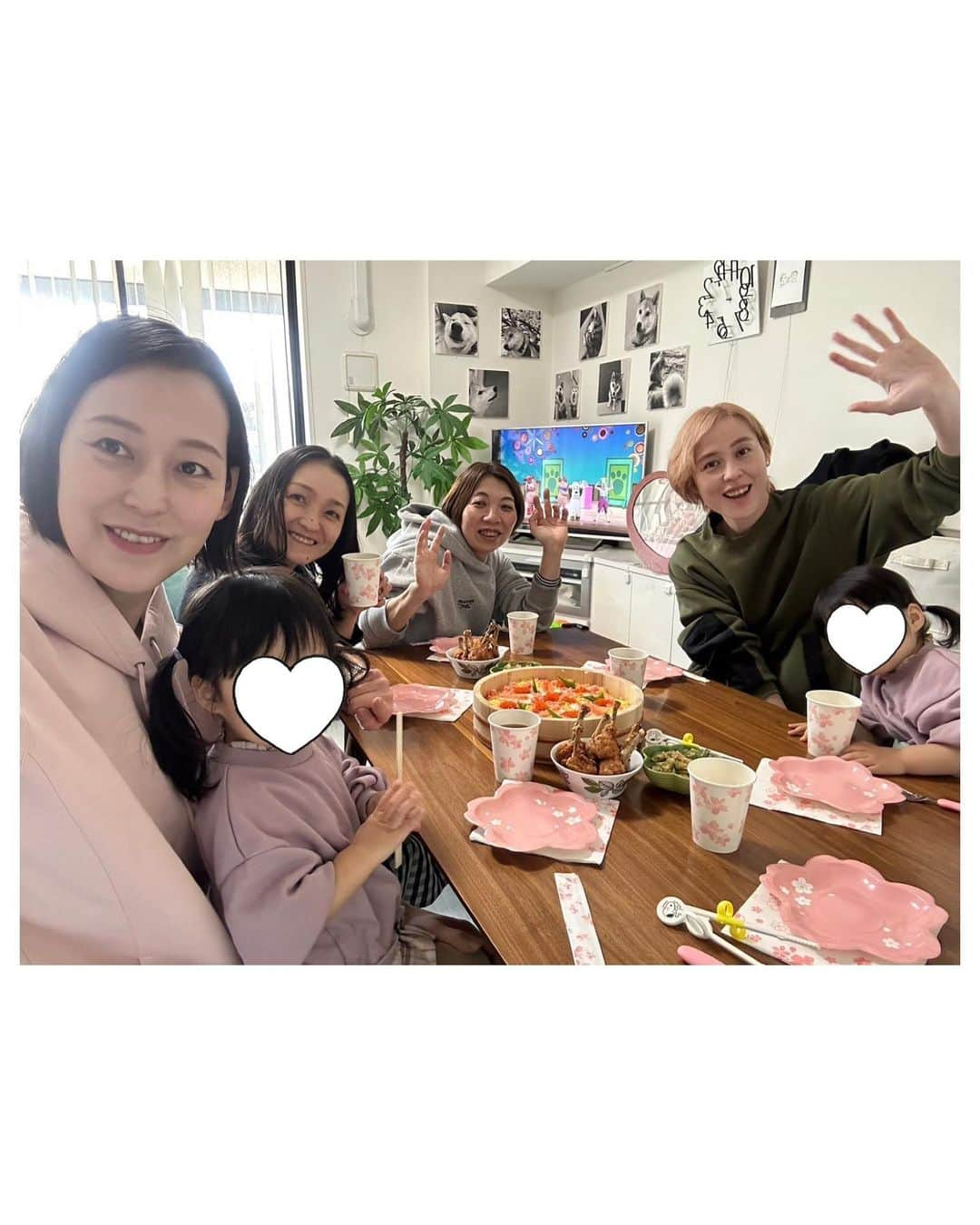 大山未希さんのインスタグラム写真 - (大山未希Instagram)「🎎  一足お先にひなまつりパーティー🌸  ふたごもエプロンつけてお手伝いしてくれました！！  姉妹✖️双子の共同作品のちらし寿司😊  ケーキやお菓子も食べたり楽しかったね🌸  #ひなまつり #女子会 #ちらし寿司 #ふたご #姪っ子 #だいずだけ男の子 ↓」3月2日 19時07分 - miki_oyama1003