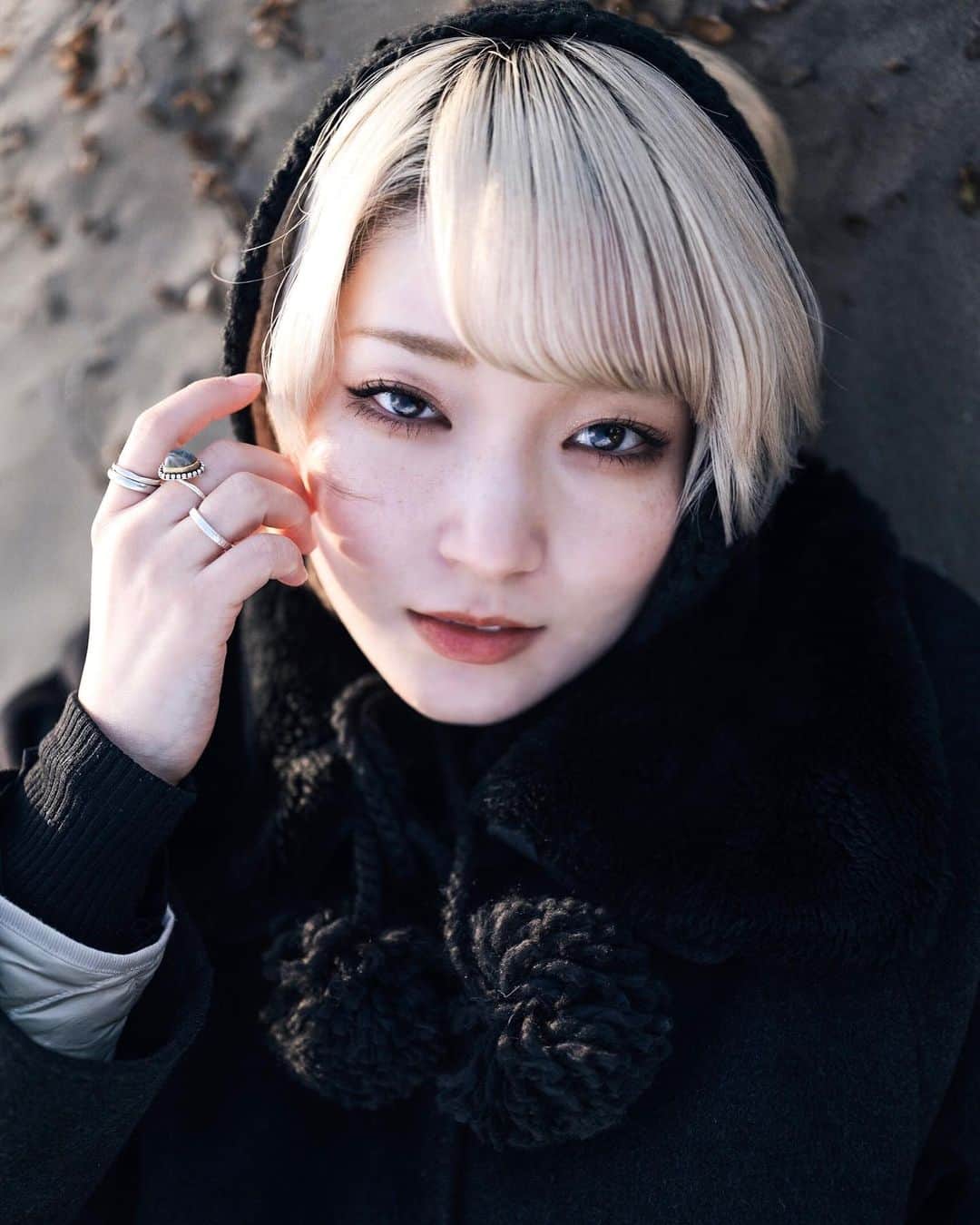 柊里杏のインスタグラム：「最近は黒とかグレーにハマってます」