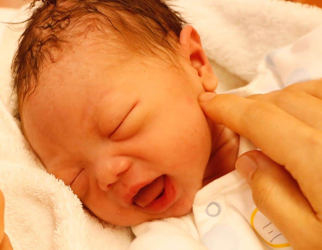 三浦雄也のインスタグラム：「本日、我が子が産まれました！男の子です！  ここまで頑張ってくれた妻に感謝してます！ ありがとう！  #一生動画見てられる #親バカ始めました #まだ色黒ではない #無痛分娩最高らしい #里帰り中のためしばらく離れ離れ」